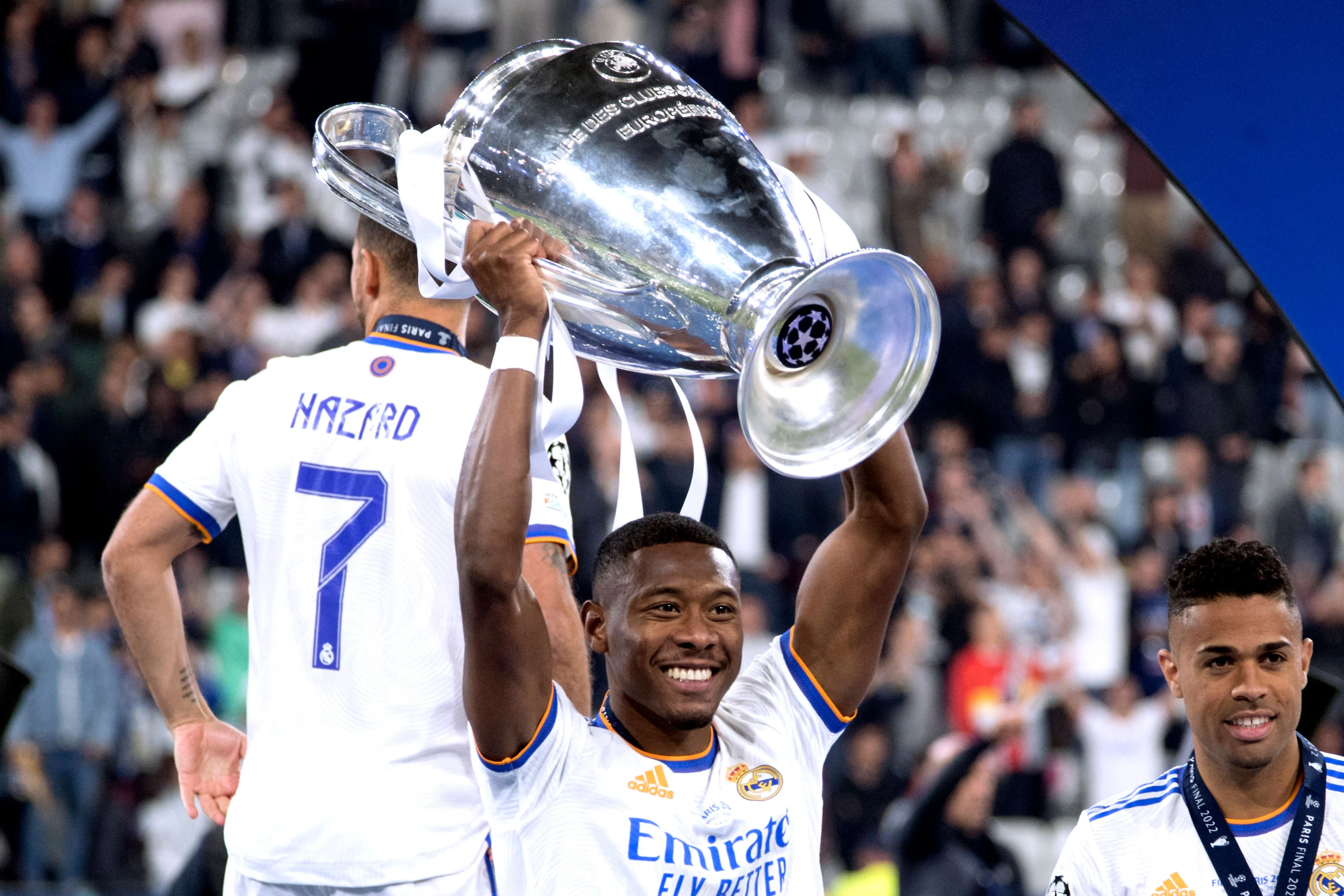 David Alaba jubelt mit dem Champions-League-Pokal