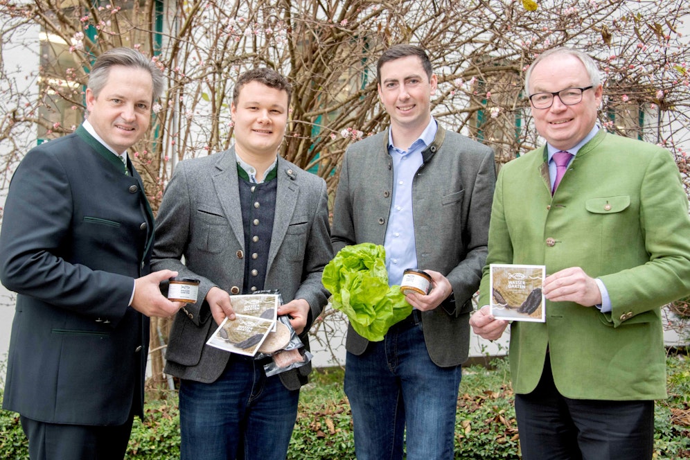 Gewinner Simon Kaiblinger (2.v.l.): LH-Stv. Stephan Pernkopf und Landwirtschaftskammer-Präsident Johannes Schmuckenschlager gratulieren gemeinsam mit EU-Abgeordneten Alexander Bernhuber