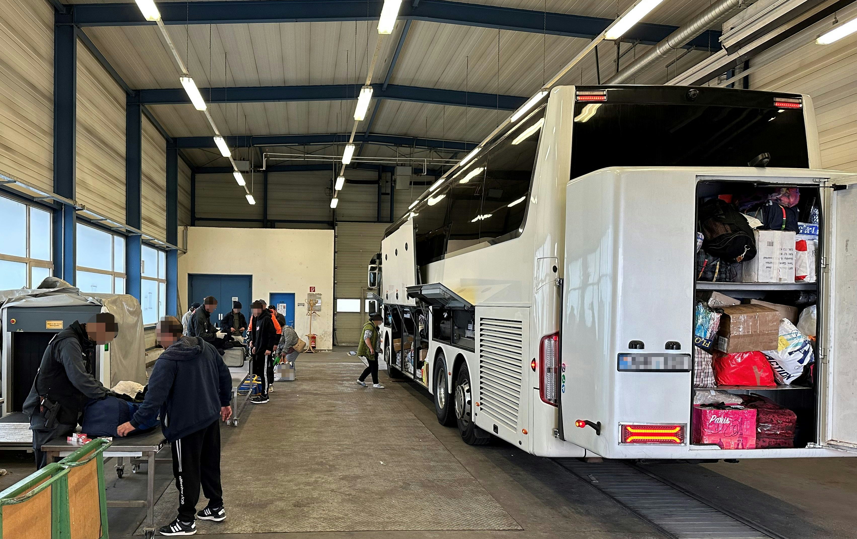 Ein moldawischer Reisebus war voll beladen mit Schmuggelware. 