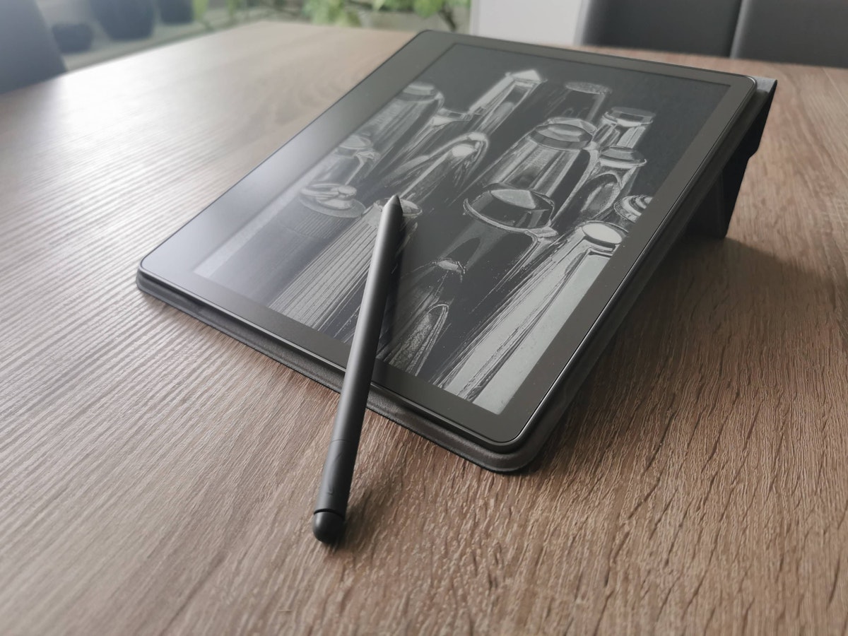 Mit dem neuen Kindle Scribe sollen Nutzer und Nutzerinnen nicht nur ihre digitalen Bücher, Zeitschriften und Comics lesen können, sondern sich auch per Eingabestift Notizen und Skizzen machen können.