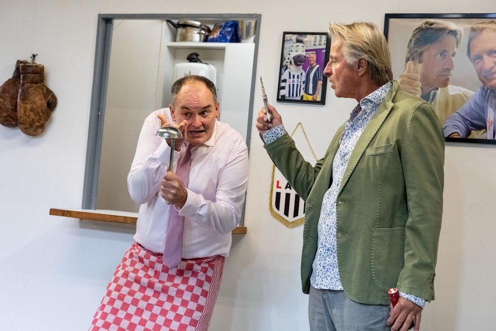 Felix Ungar (l., gespielt von Peter Woy) und Oskar Matuschek (dargestellt von Wolfgang Ortner) in der Komödie 