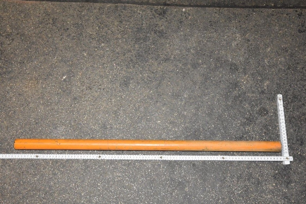 Mit dieser Eisenstange soll der 36-Jährige die Seitenscheiben der beiden Fahrzeuge eingeschlagen haben.