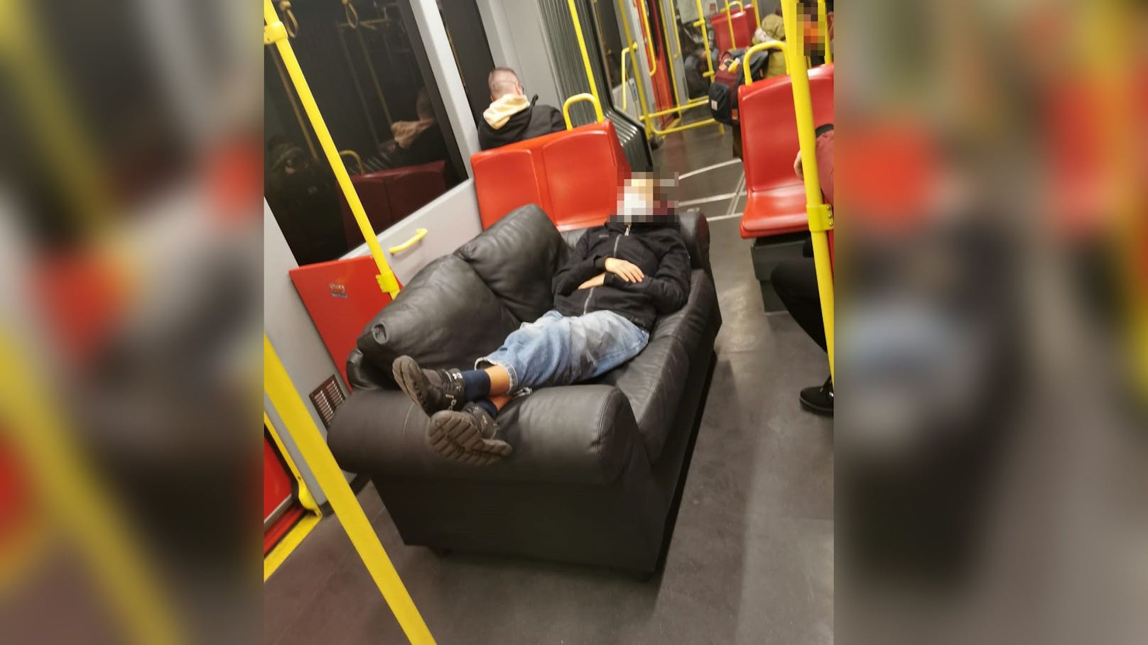Den Feiertag verbrachte eine Frau mit der Beförderung eines Sofas – tiefenentspannt lag sie in der U-Bahn.
