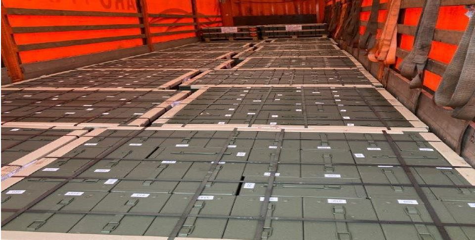 In einem Laster fanden Polizisten Munition mit einem Gesamtgewicht von 20.200 kg und einer Nettoexplosivmasse von 2.200 kg.