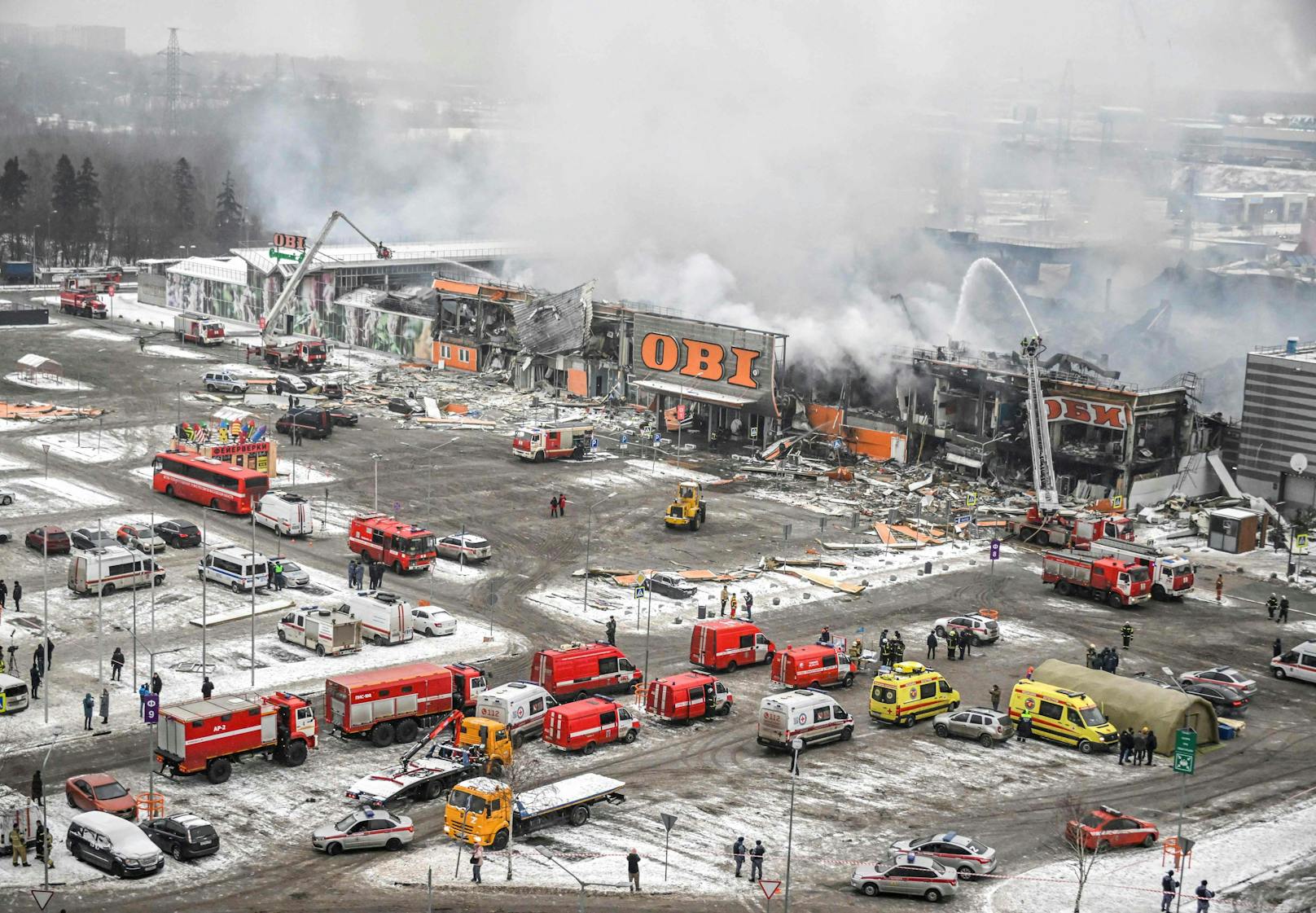 <a href="https://www.heute.at/s/explosion-feuer-wuetet-in-einkaufszentrum-vor-moskau-100243109">Mehr als 70 Feuerwehrleute und 20 Löschfahrzeuge waren im Einsatz</a>.