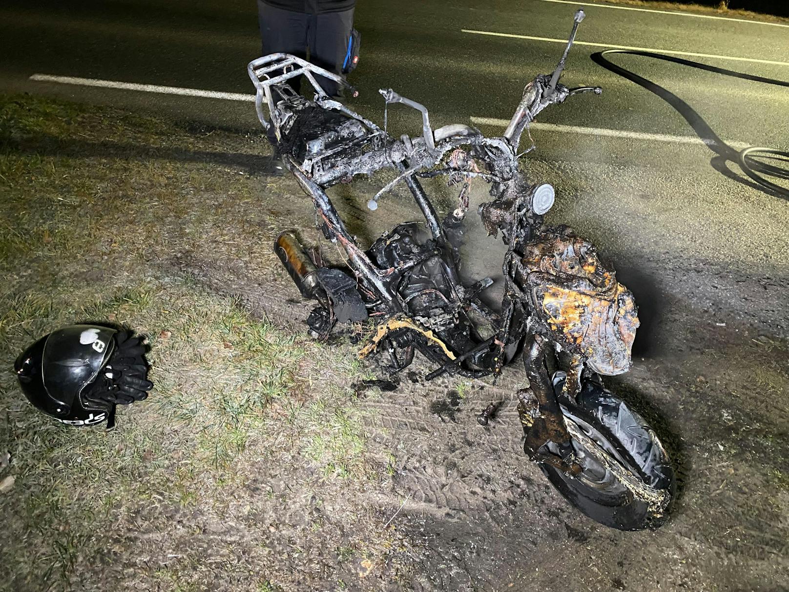 Kurz vor 5 Uhr heulten Freitagfrüh in der Gemeinde Buch in Tirol die Sirenen : Ein Moped stand im Ortsteil Maurach neben der Tiroler Bundesstraße auf einer Hauszufahrt in Vollbrand.