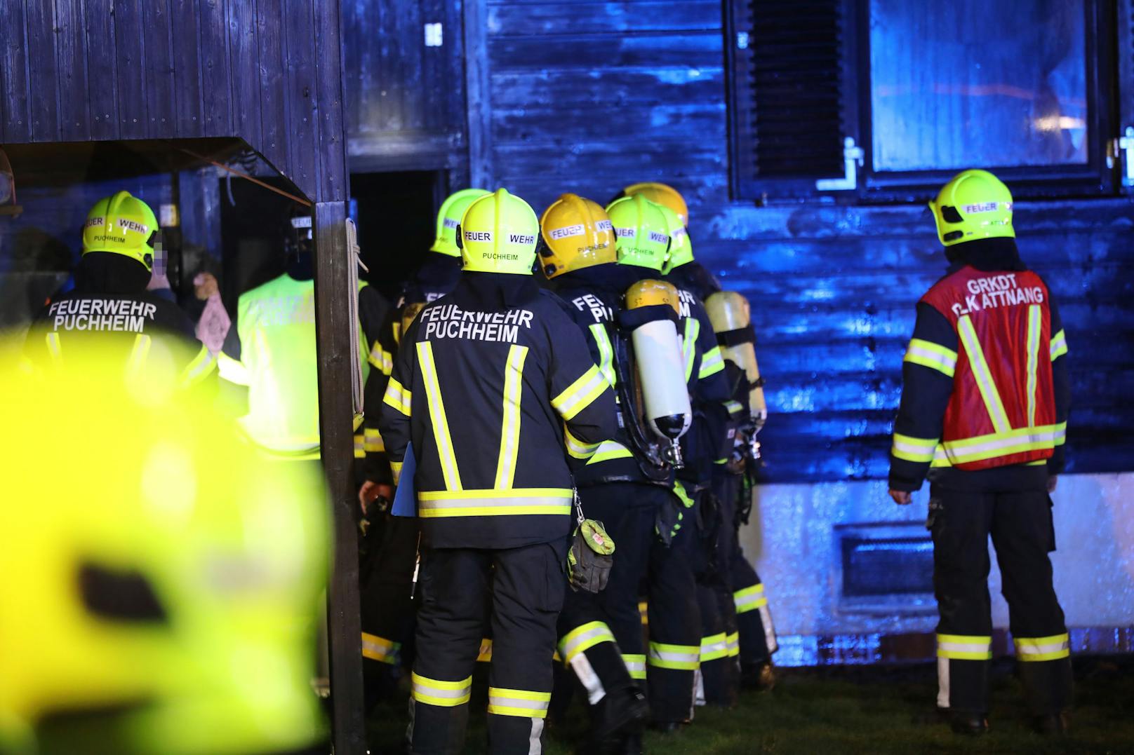 Ein Holzhaus ist am späten Donnerstagabend in Attnang-Puchheim (Bezirk Vöcklabruck) in Flammen aufgegangen.