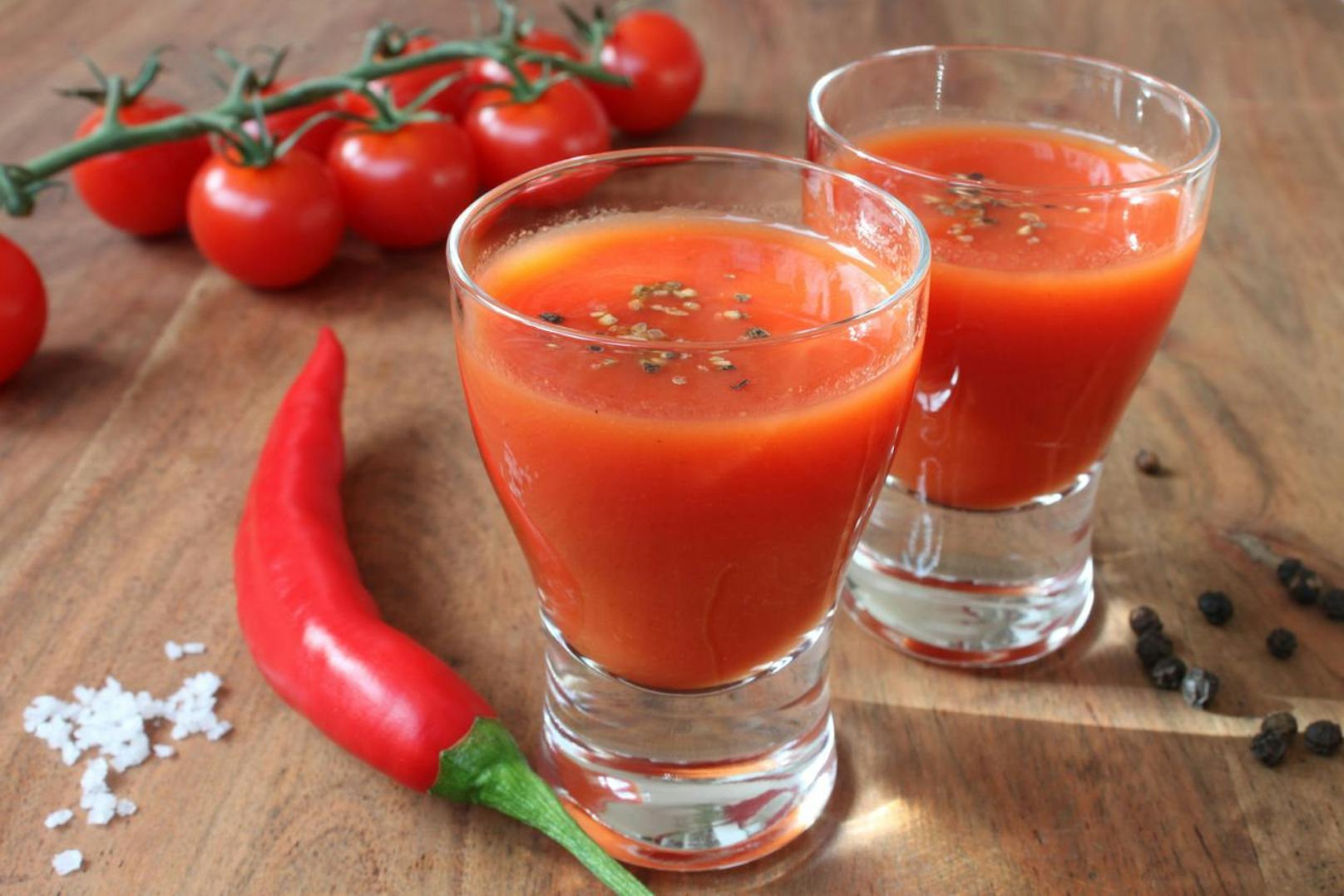 Auch in diesem Tomaten-Buttermilch Drink steckt ordentlich viel Power, um deine Fettverbrennung anzukurbeln. Vermenge 125ml Tomatensaft mit 125 Buttermilch und verfeinere das Ganze mit ein wenig Chilipulver. 