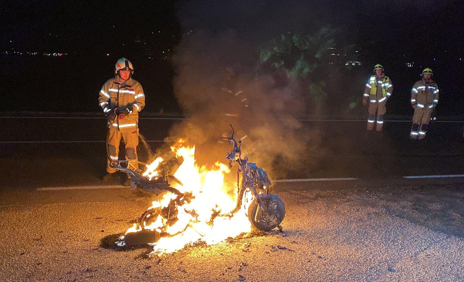 Kurz vor 5 Uhr heulten Freitagfrüh in der Gemeinde Buch in Tirol die Sirenen : Ein Moped stand im Ortsteil Maurach neben der Tiroler Bundesstraße auf einer Hauszufahrt in Vollbrand.