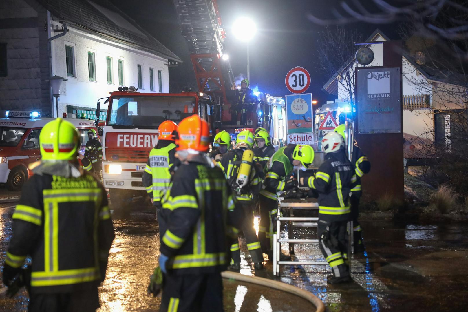 Ein Großbrand eines Gewerbegebäudes in Scharnstein (Bezirk Gmunden) forderte in der Nacht auf Freitag die Einsatzkräfte der Feuerwehren. Ein Gebäude, in dem mehrere Firmen untergebracht sind, stand in Flammen.