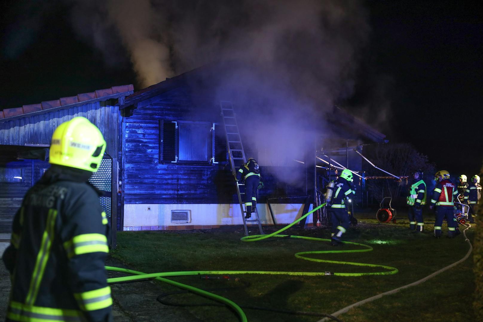 Ein Holzhaus ist am späten Donnerstagabend in Attnang-Puchheim (Bezirk Vöcklabruck) in Flammen aufgegangen.