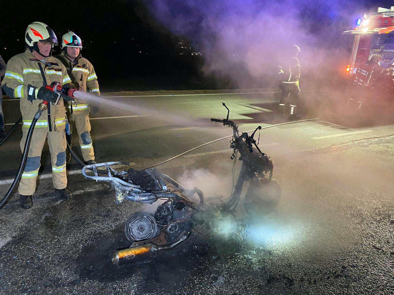 Kurz vor 5 Uhr heulten Freitagfrüh in der Gemeinde Buch in Tirol die Sirenen : Ein Moped stand im Ortsteil Maurach neben der Tiroler Bundesstraße auf einer Hauszufahrt in Vollbrand.