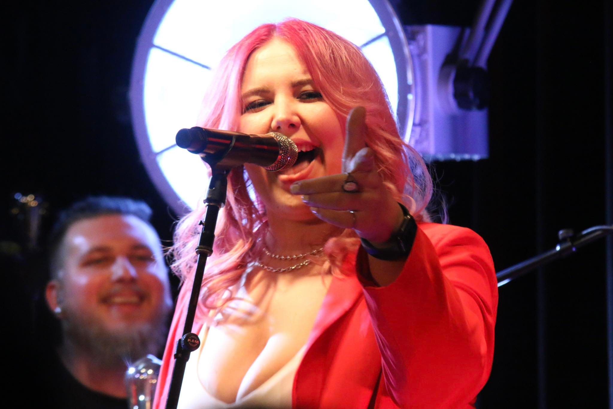 Sängerin PÄM verzauberte das Publikum im Volkstheater.