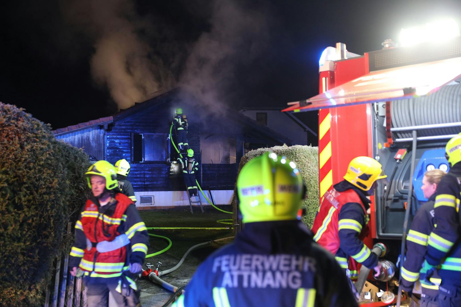 Ein Holzhaus ist am späten Donnerstagabend in Attnang-Puchheim (Bezirk Vöcklabruck) in Flammen aufgegangen.