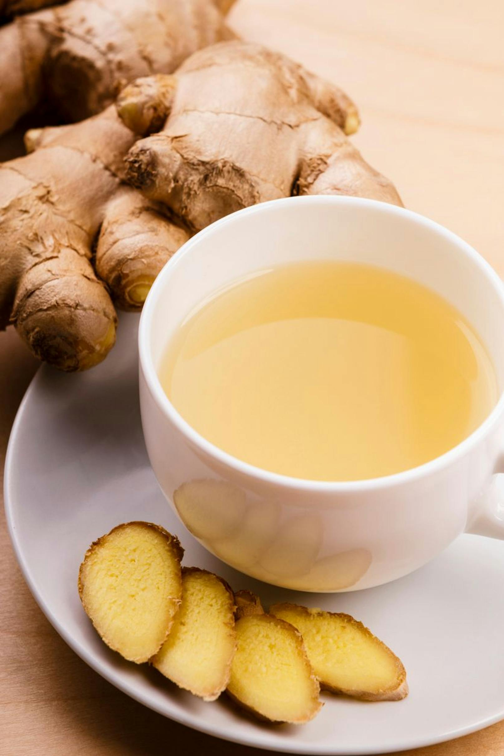 Ein guter Abnehm-Drink wäre eine einfache Tasse Tee. Ohne Zucker, Milch oder sonstigen Geschmacksverstärkern eignet sich etwa ein frischer Ingwer-Tee als idealer Drink für die Fettverbrennung. 