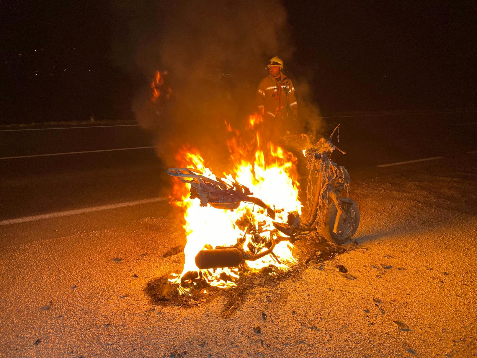 Kurz vor 5 Uhr heulten Freitagfrüh in der Gemeinde Buch in Tirol die Sirenen : Ein Moped stand im Ortsteil Maurach neben der Tiroler Bundesstraße auf einer Hauszufahrt in Vollbrand.