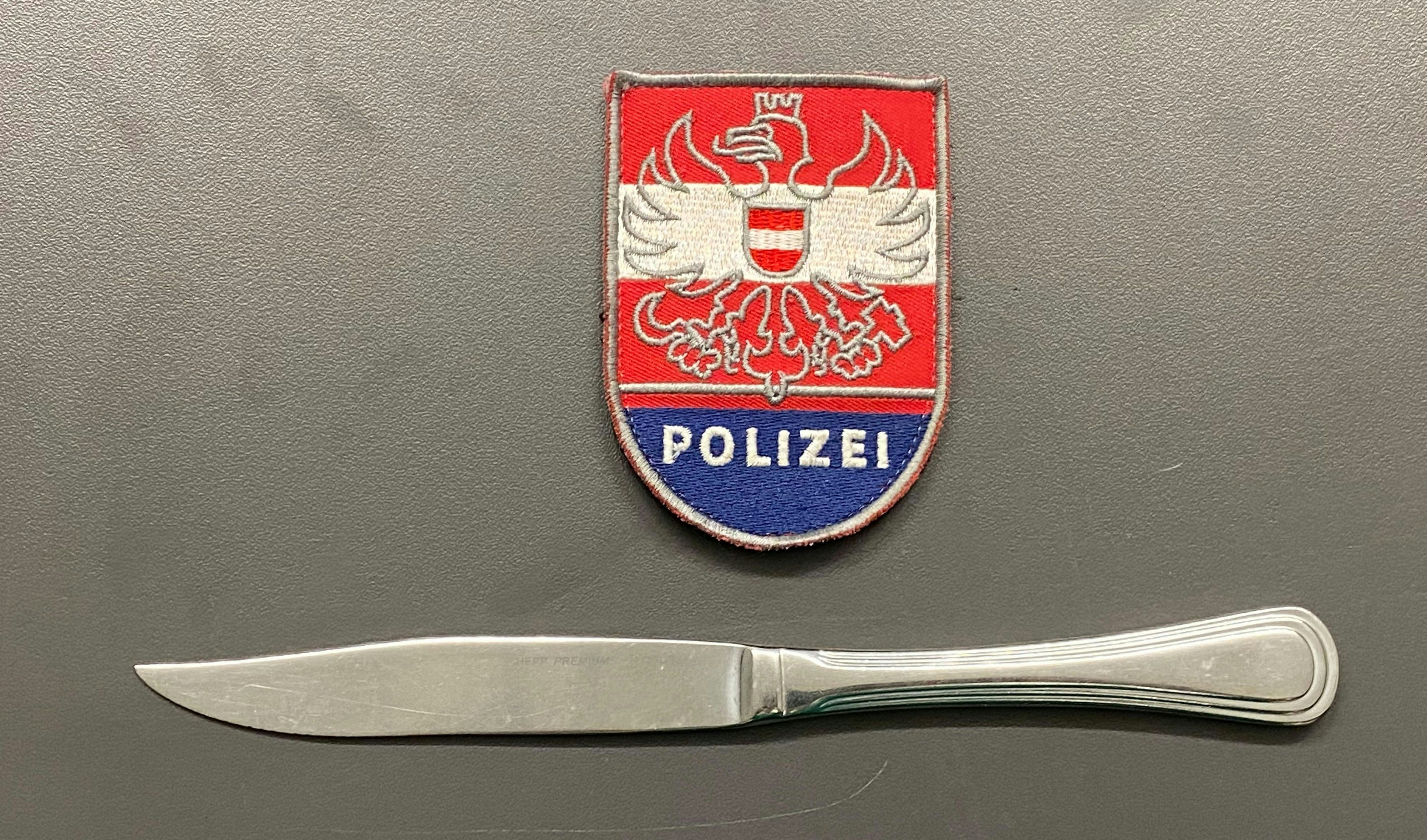 Das sichergestellte Steakmesser, mit dem der 38-Jährige mehrere Personen bedrohte.&nbsp;