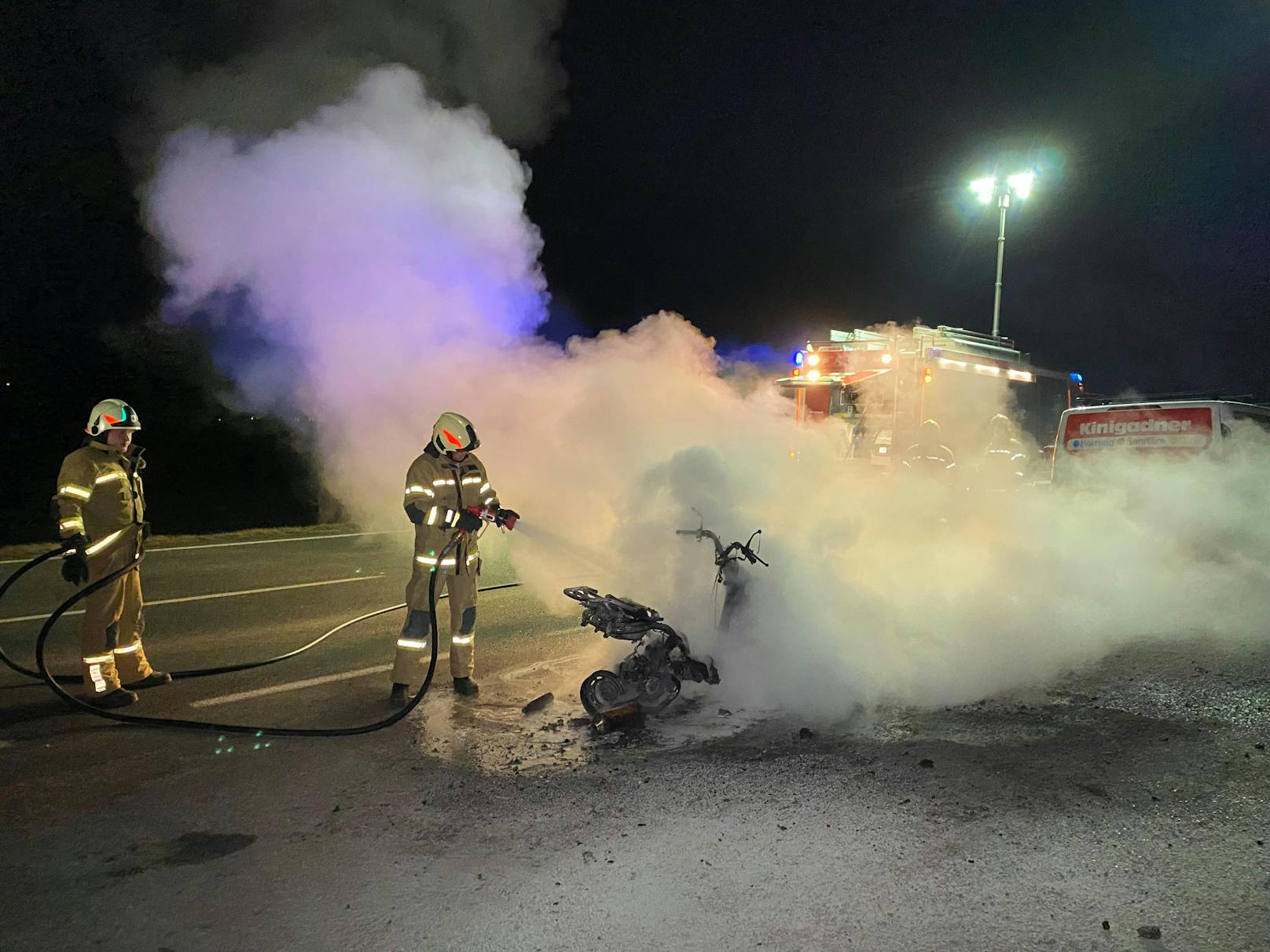 Kurz vor 5 Uhr heulten Freitagfrüh in der Gemeinde Buch in Tirol die Sirenen : Ein Moped stand im Ortsteil Maurach neben der Tiroler Bundesstraße auf einer Hauszufahrt in Vollbrand.