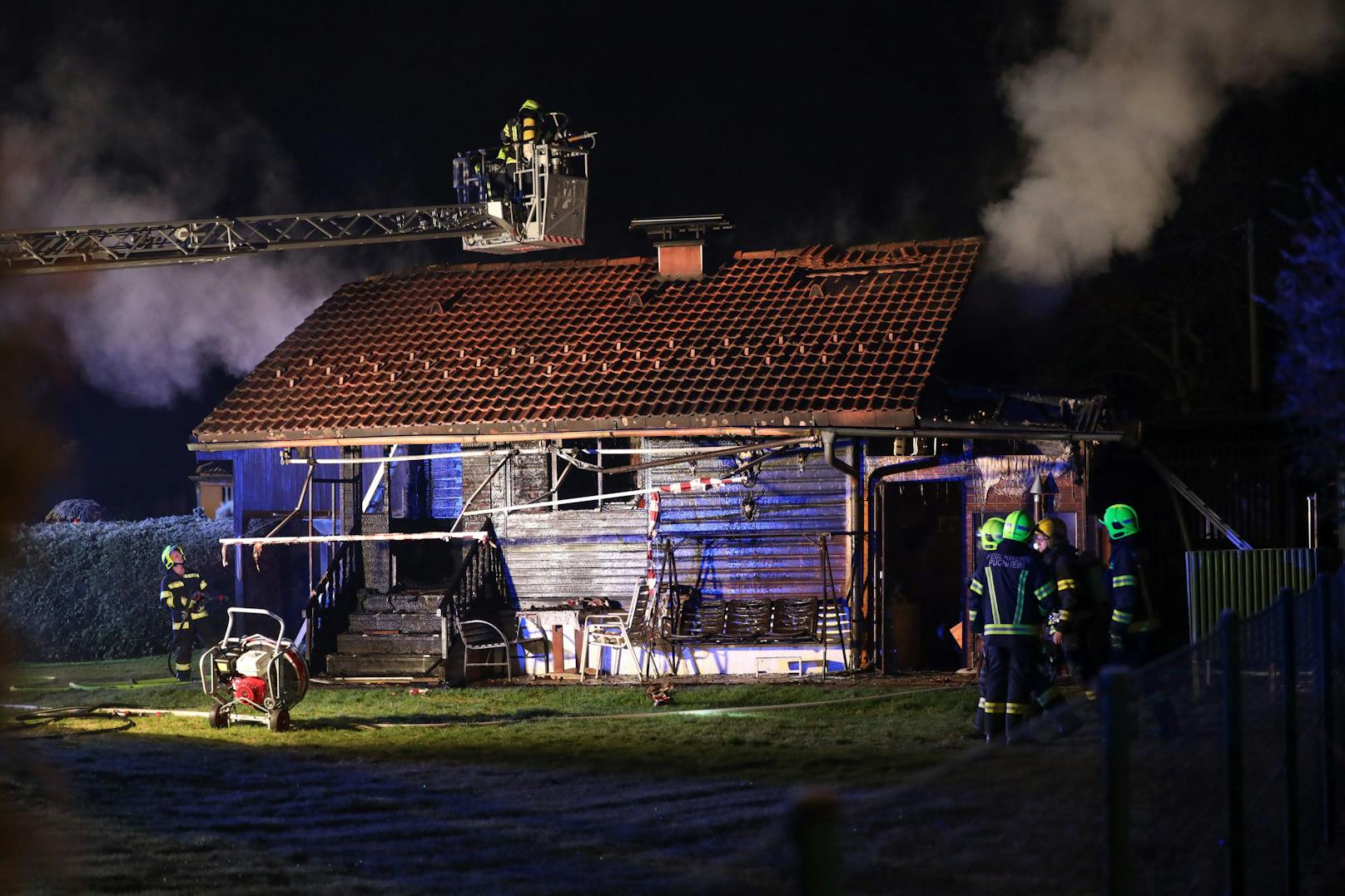 Großeinsatz der Feuerwehr! Holzhaus geht in Flammen auf
