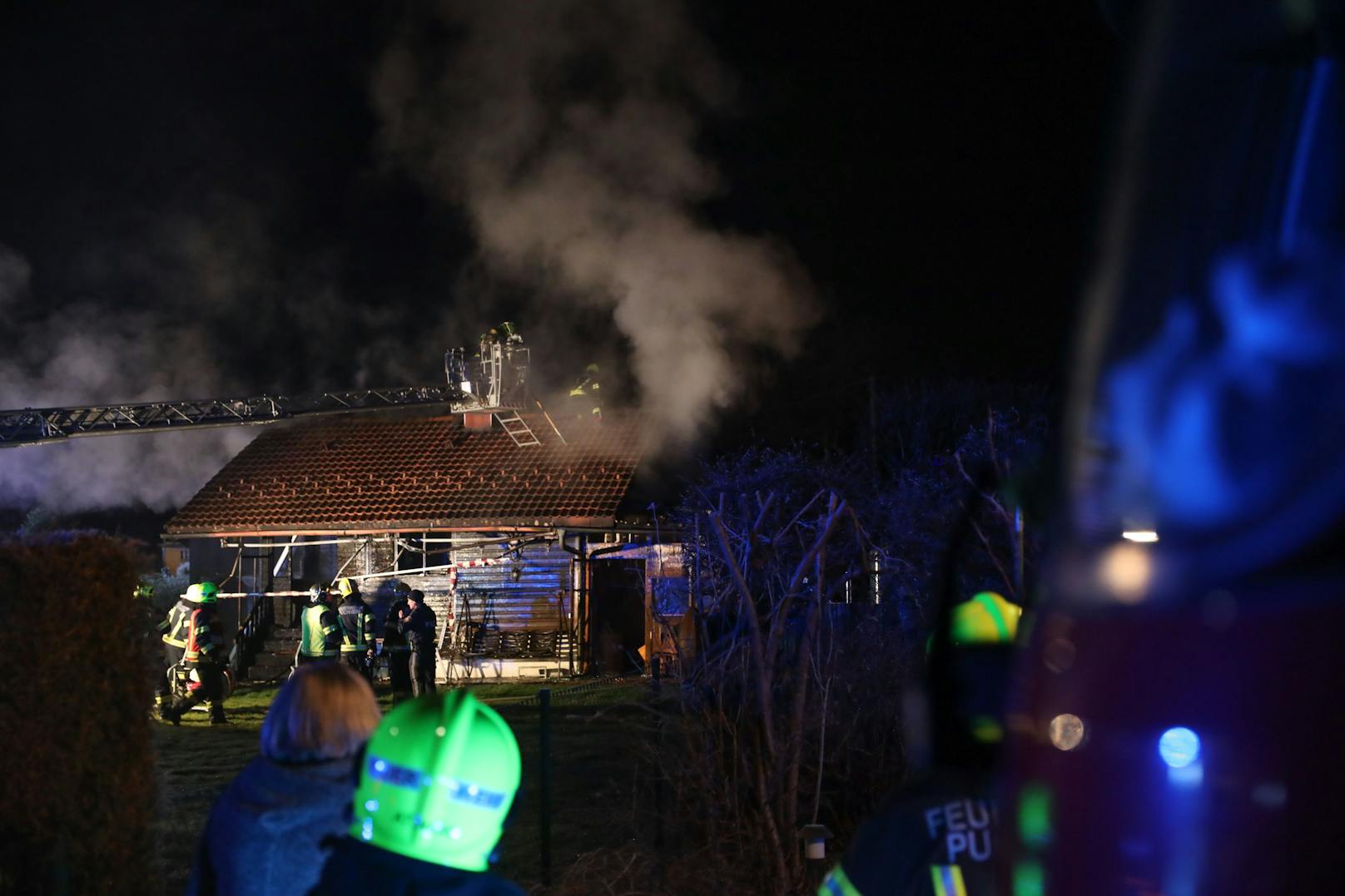 Ein Holzhaus ist am späten Donnerstagabend in Attnang-Puchheim (Bezirk Vöcklabruck) in Flammen aufgegangen.