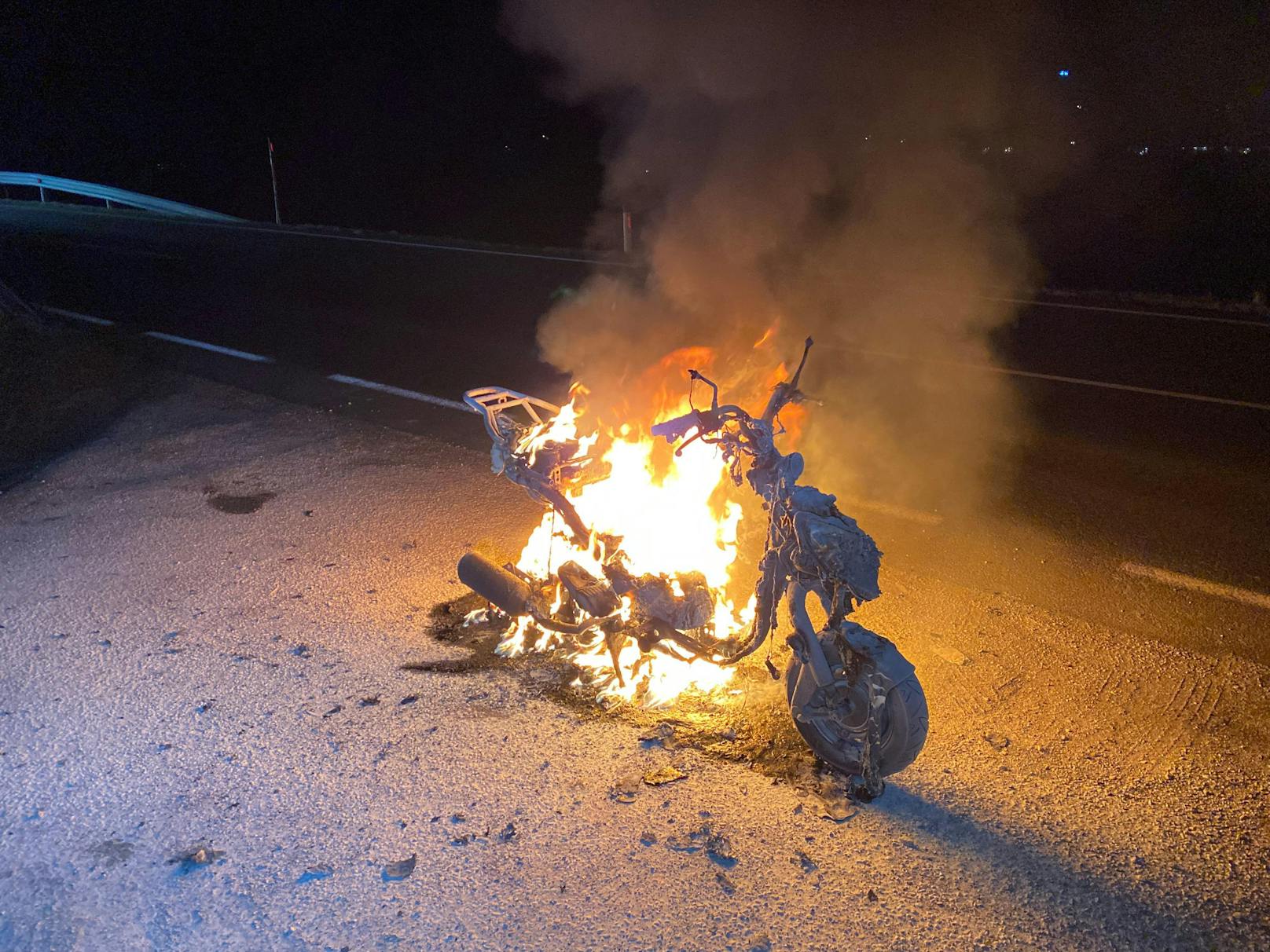 Kurz vor 5 Uhr heulten Freitagfrüh in der Gemeinde Buch in Tirol die Sirenen : Ein Moped stand im Ortsteil Maurach neben der Tiroler Bundesstraße auf einer Hauszufahrt in Vollbrand.