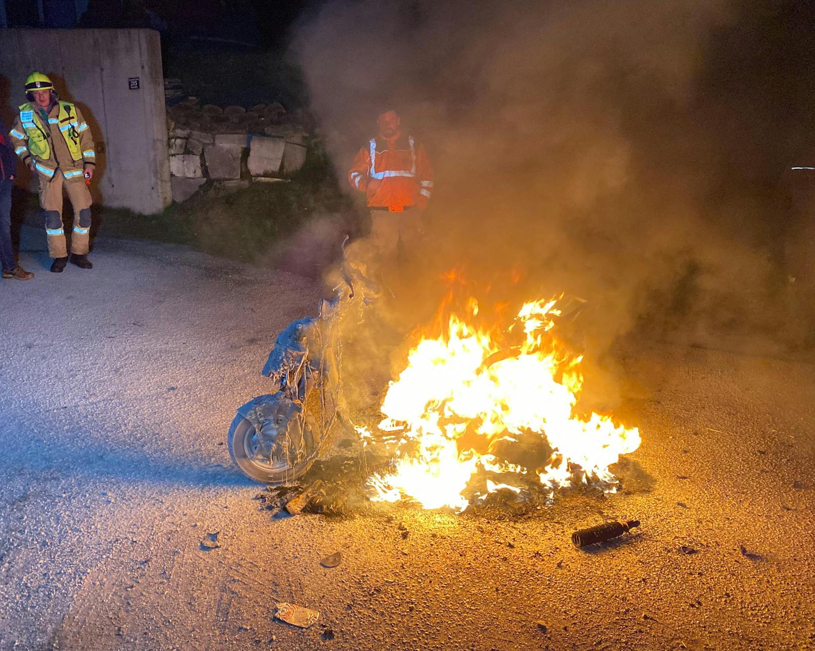 Kurz vor 5 Uhr heulten Freitagfrüh in der Gemeinde Buch in Tirol die Sirenen : Ein Moped stand im Ortsteil Maurach neben der Tiroler Bundesstraße auf einer Hauszufahrt in Vollbrand.