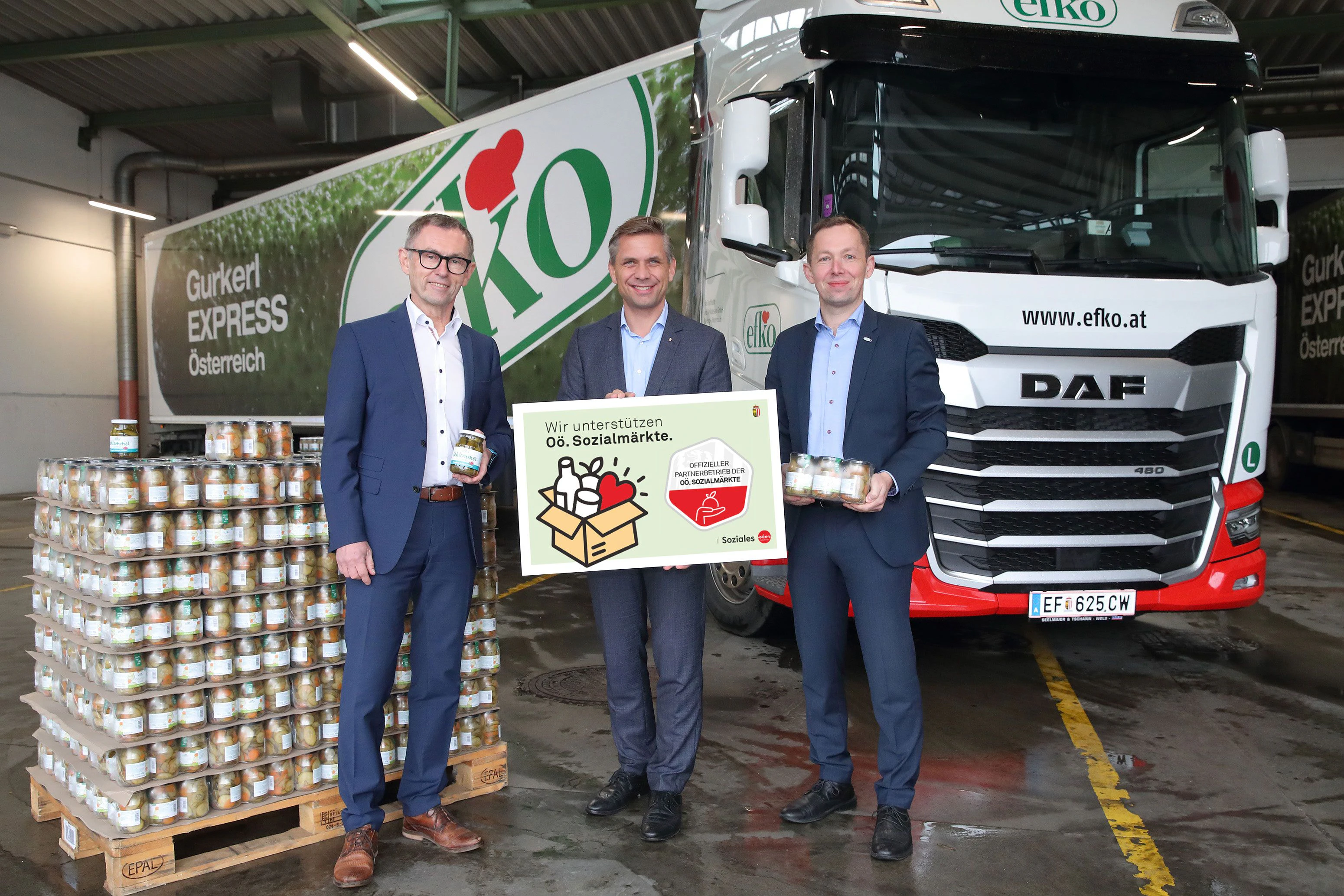 Wolfgang Hattmannsdorfer (M.) mit den Efko-Chefs Klaus Hraby (l.) und Bernhard Stöhr