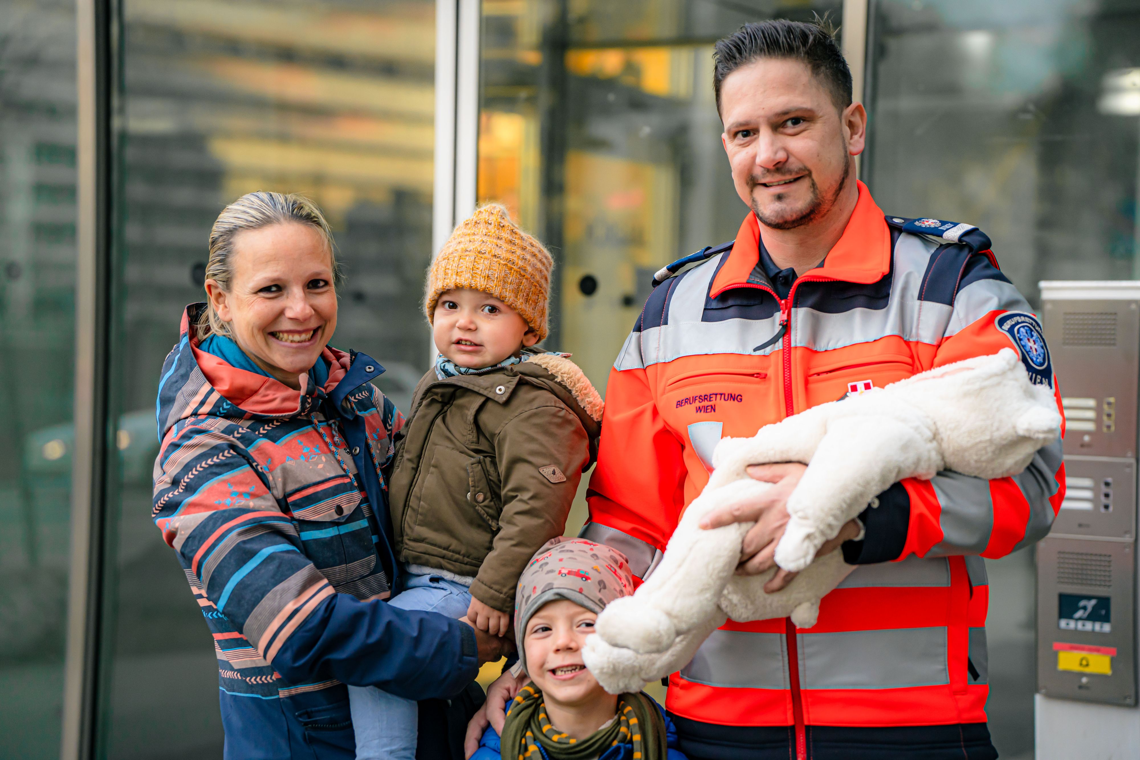 Notfallsanitäter Wolfgang mit Frau Eva und den Söhnen David und Emil.