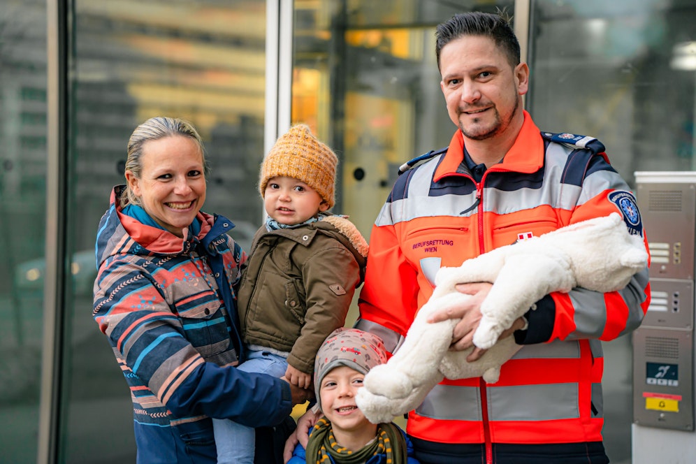 Notfallsanitäter Wolfgang mit Frau Eva und den Söhnen David und Emil.