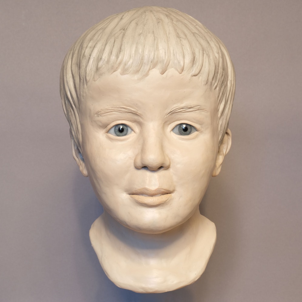 Er war zwischen drei und sieben Jahren alt, circa 110 cm groß und etwa 15 Kilo schwer. Er hatte blaue Augen, helle Haut und dunkelblondes bis braunes Haar.