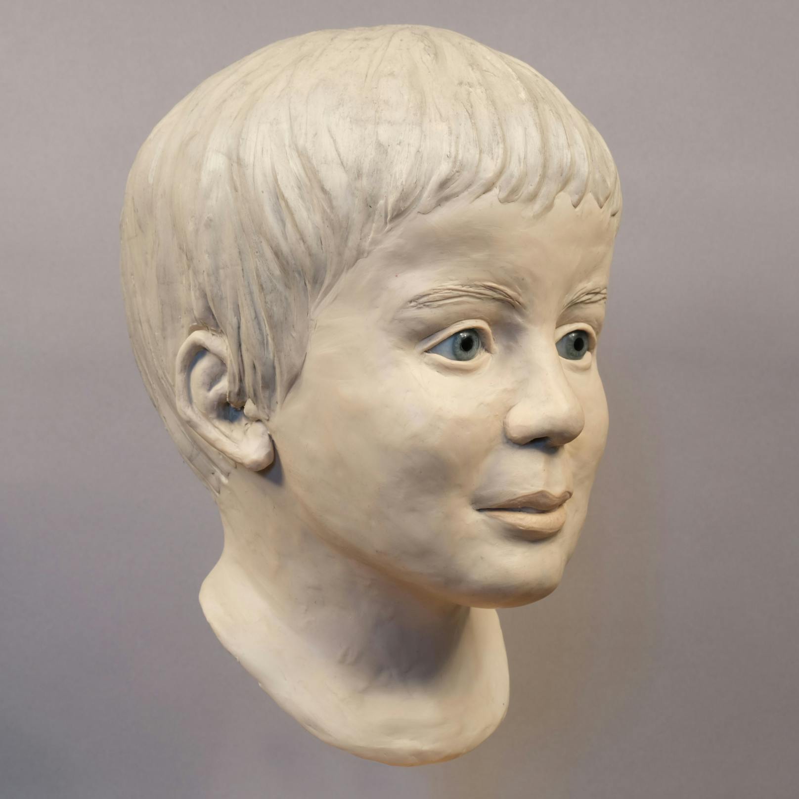 Eine, im Rahmen einer Gesichtsrekonstruktion erstellte Skulptur, zeigt wie der tote Bub aus der Donau ausgesehen haben dürfte.
