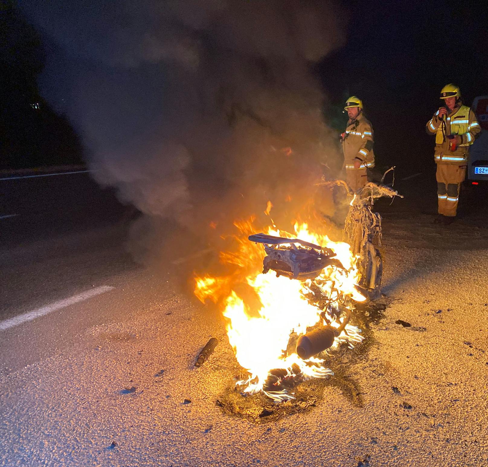 Kurz vor 5 Uhr heulten Freitagfrüh in der Gemeinde Buch in Tirol die Sirenen : Ein Moped stand im Ortsteil Maurach neben der Tiroler Bundesstraße auf einer Hauszufahrt in Vollbrand.