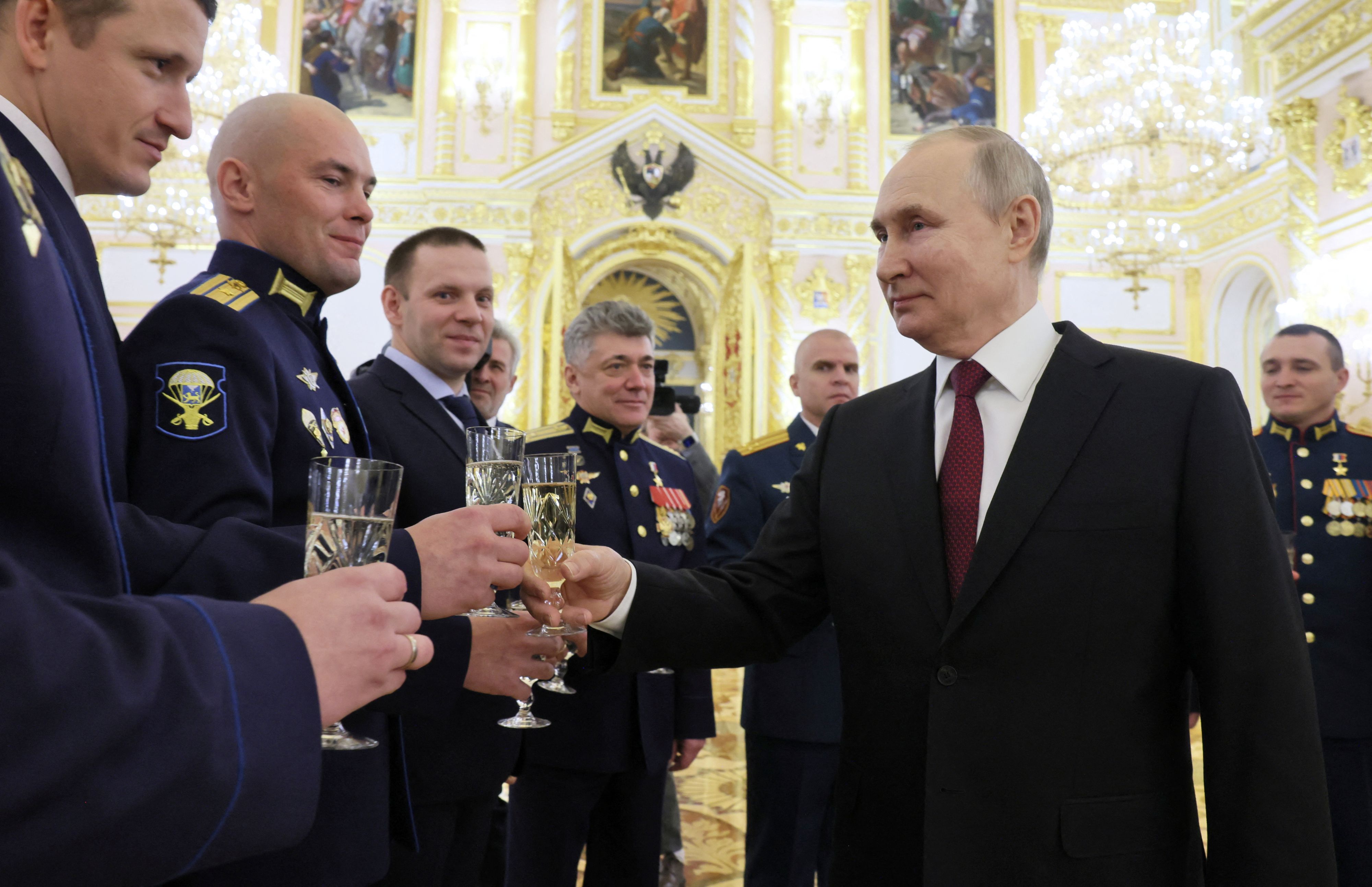 Putin beim Anstoßen mit einem Glas Sekt oder Champagner, es dürfte nicht das einzige geblieben sein.