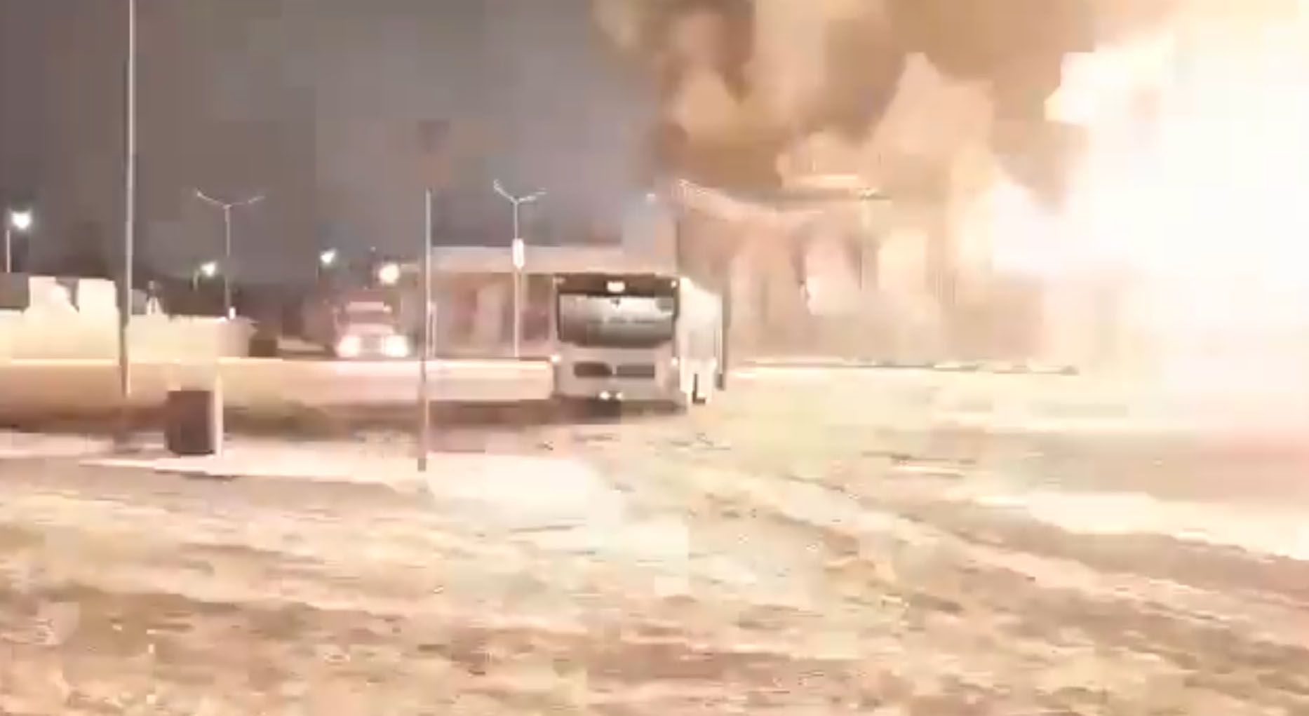 Auf Videos sieht man auch Explosionen.