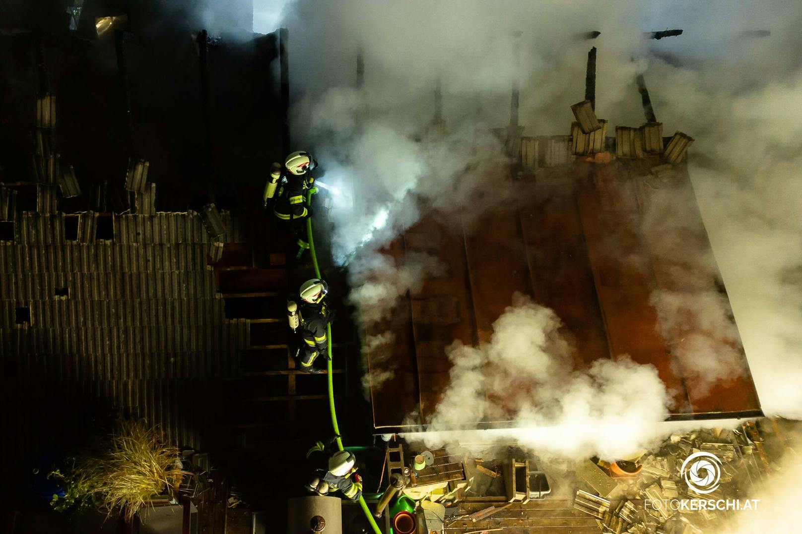 Ein Großbrand eines Gewerbegebäudes in Scharnstein (Bezirk Gmunden) forderte in der Nacht auf Freitag die Einsatzkräfte der Feuerwehren. Ein Gebäude, in dem mehrere Firmen untergebracht sind, stand in Flammen.