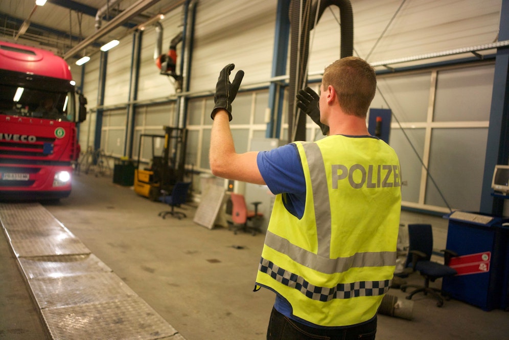Lkw-Kontrolle durch die Polizei am Grenzübergang Nickelsdorf. Archivbild.