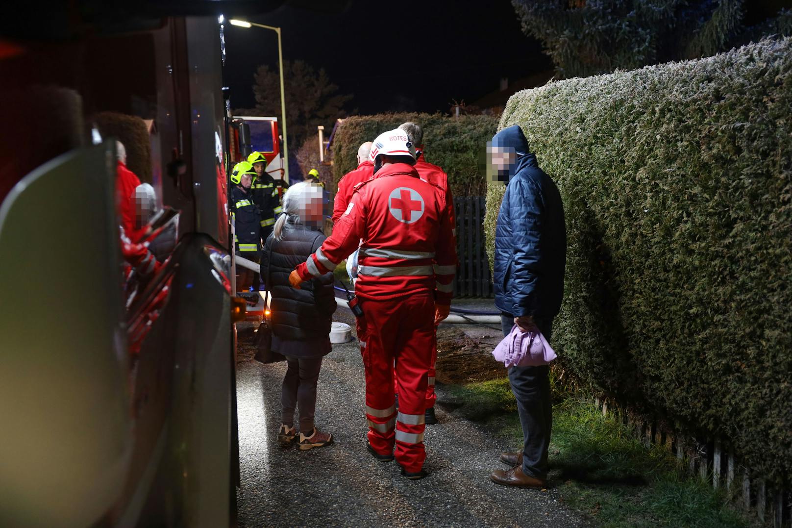 Ein Holzhaus ist am späten Donnerstagabend in Attnang-Puchheim (Bezirk Vöcklabruck) in Flammen aufgegangen.