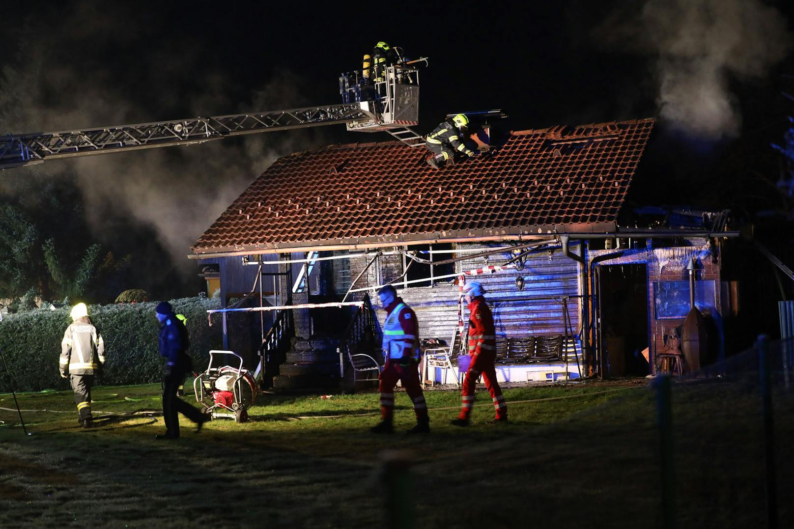 Ein Holzhaus ist am späten Donnerstagabend in Attnang-Puchheim (Bezirk Vöcklabruck) in Flammen aufgegangen.