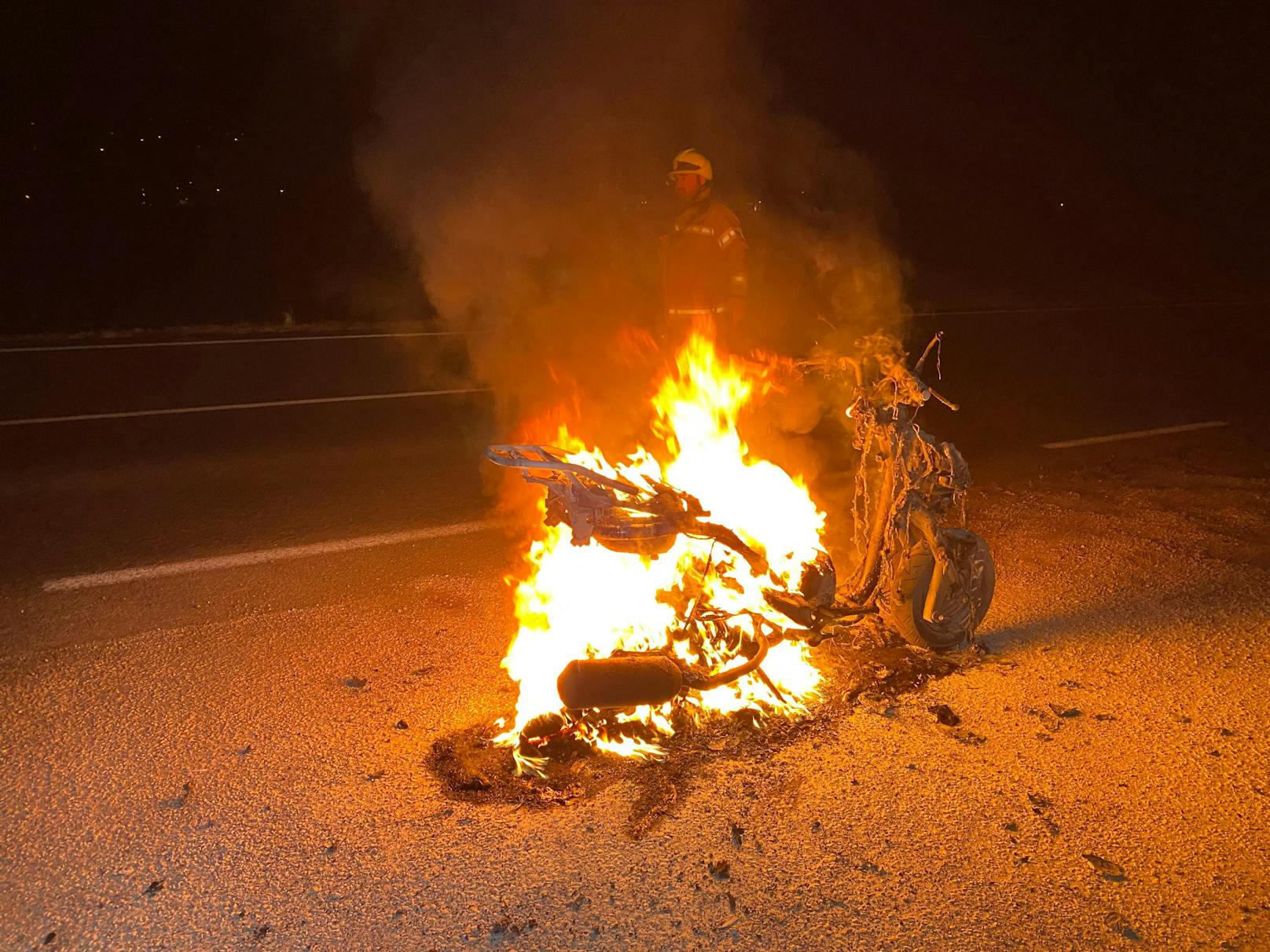 Kurz vor 5 Uhr heulten Freitagfrüh in der Gemeinde Buch in Tirol die Sirenen : Ein Moped stand im Ortsteil Maurach neben der Tiroler Bundesstraße auf einer Hauszufahrt in Vollbrand.