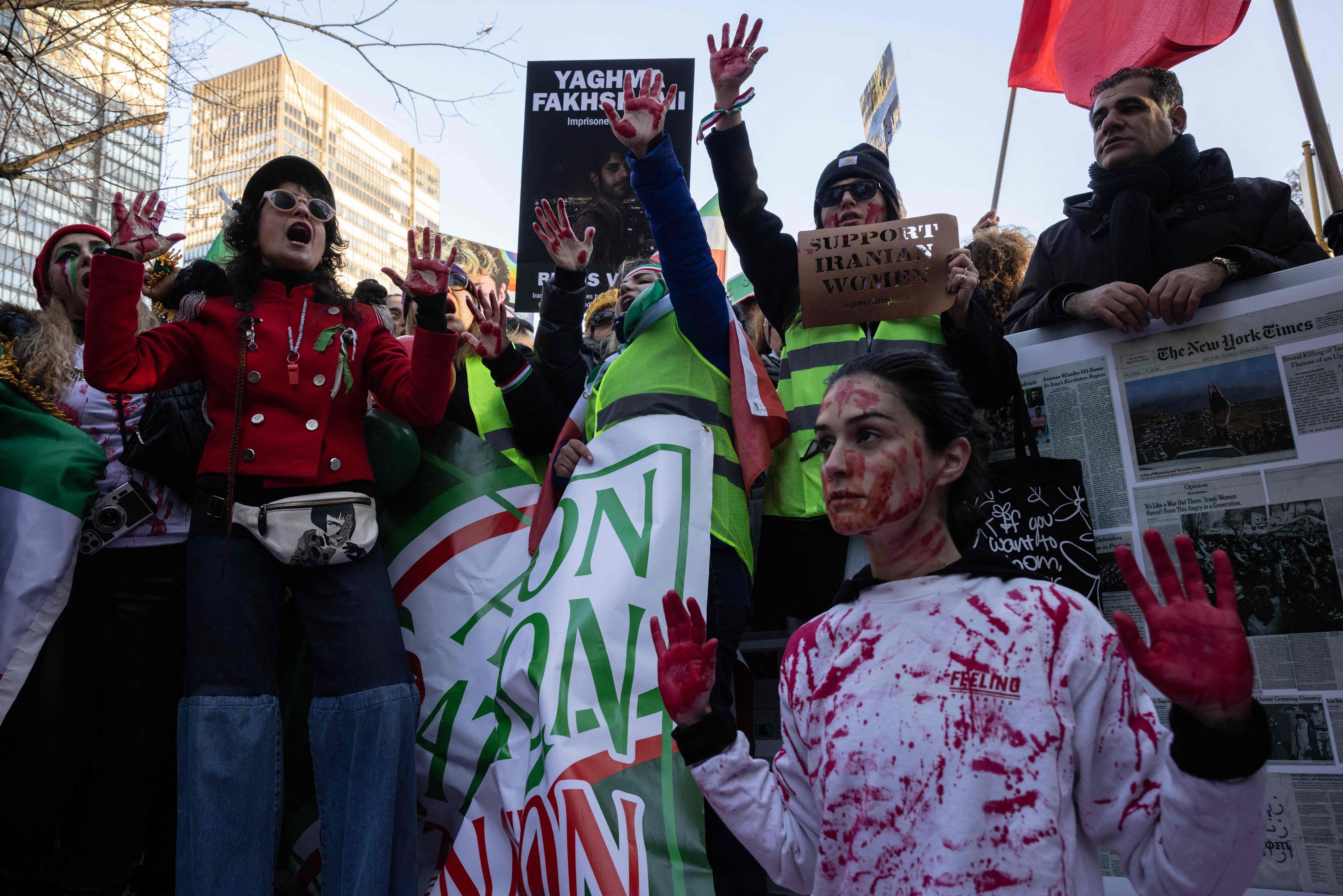 Download von www.picturedesk.com am 09.12.2022 (18:26).  Naz Gharai, from Tehran, is covered in red paint as protesters call on the United Nations to take action against the treatment of women in Iran, following the death of Mahsa Amini while in the custody of the morality police, during a demonstration near UN headquarters in New York City on November 19, 2022. (Photo by Yuki IWAMURA / AFP) - 20221119_PD14888 - Rechteinfo: Rights Managed (RM) Nur für redaktionelle Nutzung! Werbliche Nutzung erfordert Freigabe: bitte schicken Sie uns eine Anfrage.