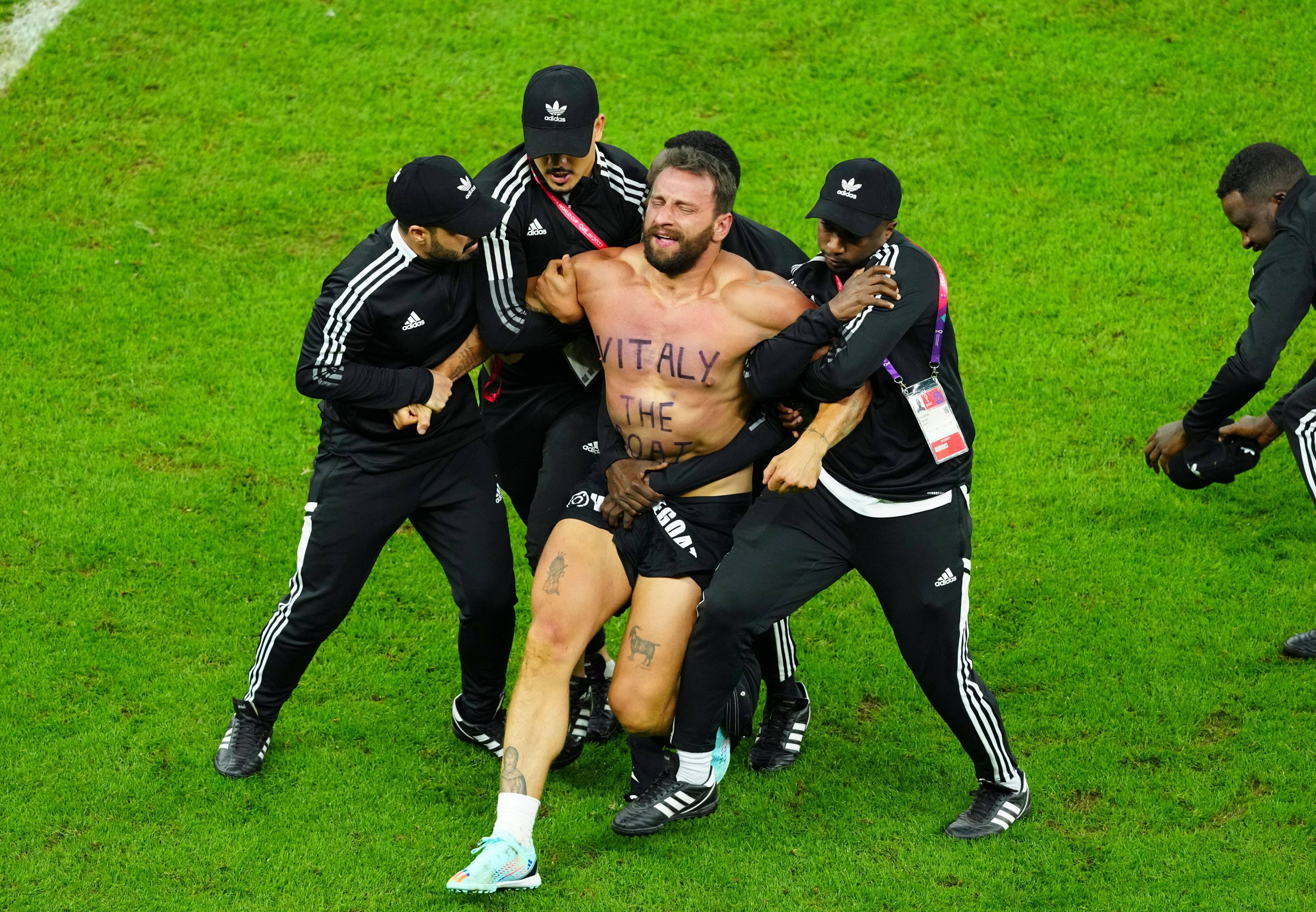 Ein weiterer Flitzer stürmte bei Argentinien gegen die Niederlande aufs Feld. 
