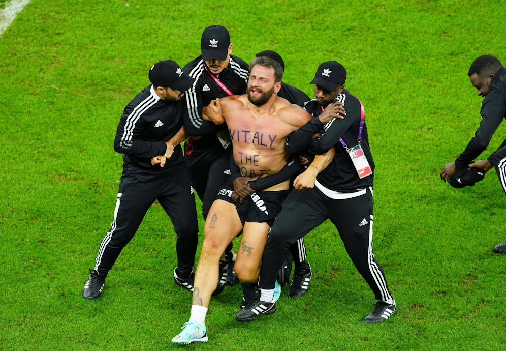 Ein weiterer Flitzer stürmte bei Argentinien gegen die Niederlande aufs Feld. 
