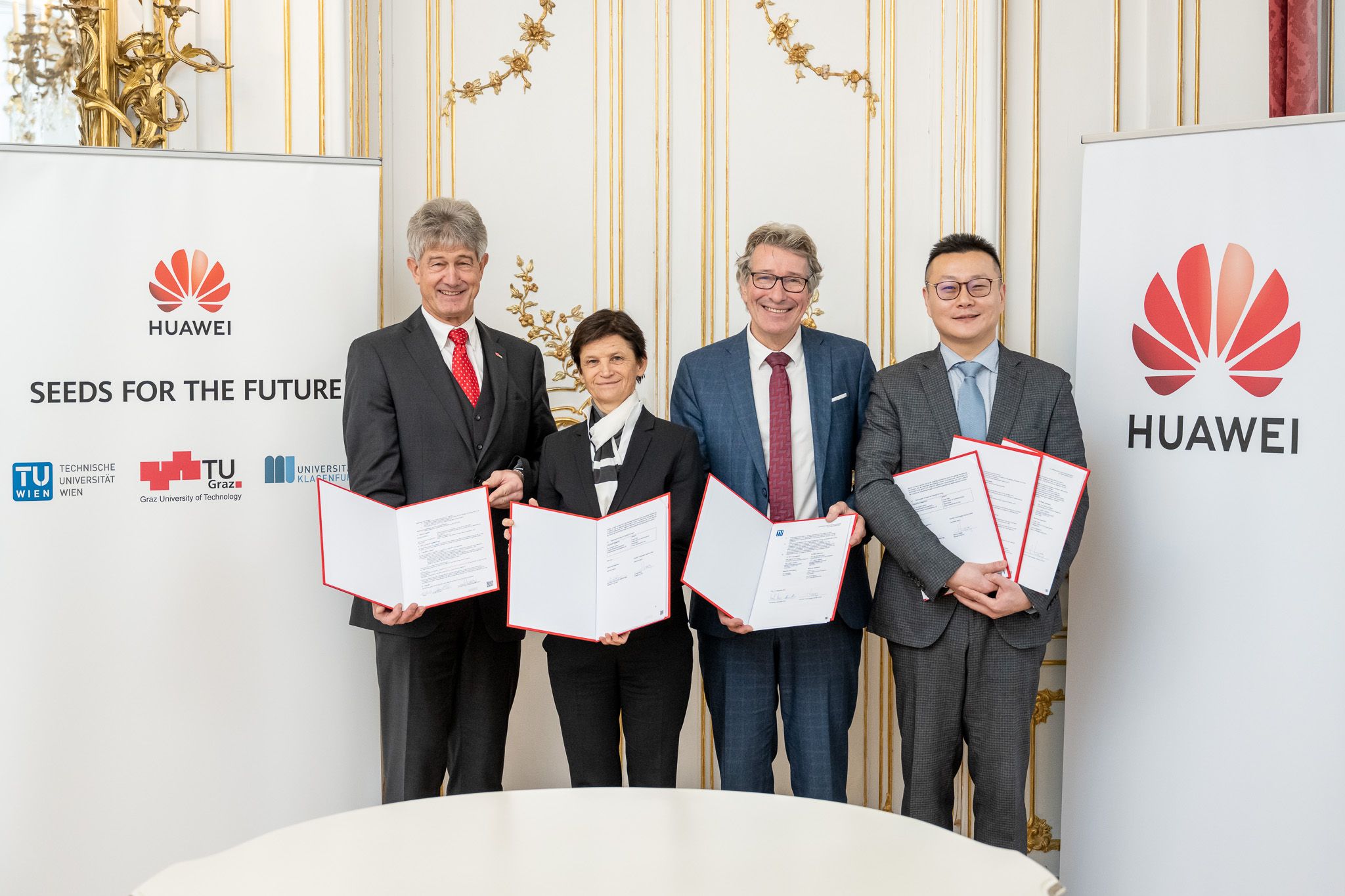 Harald Kainz, Rektor der TU Graz, Doris Hattenberger, Vizerektorin für Lehre der Universität Klagenfurt, Kurt Matyas, Vizerektor für Studium und Lehre der TU Wien und Harvey Zhang, CEO von Huawei Österreich.