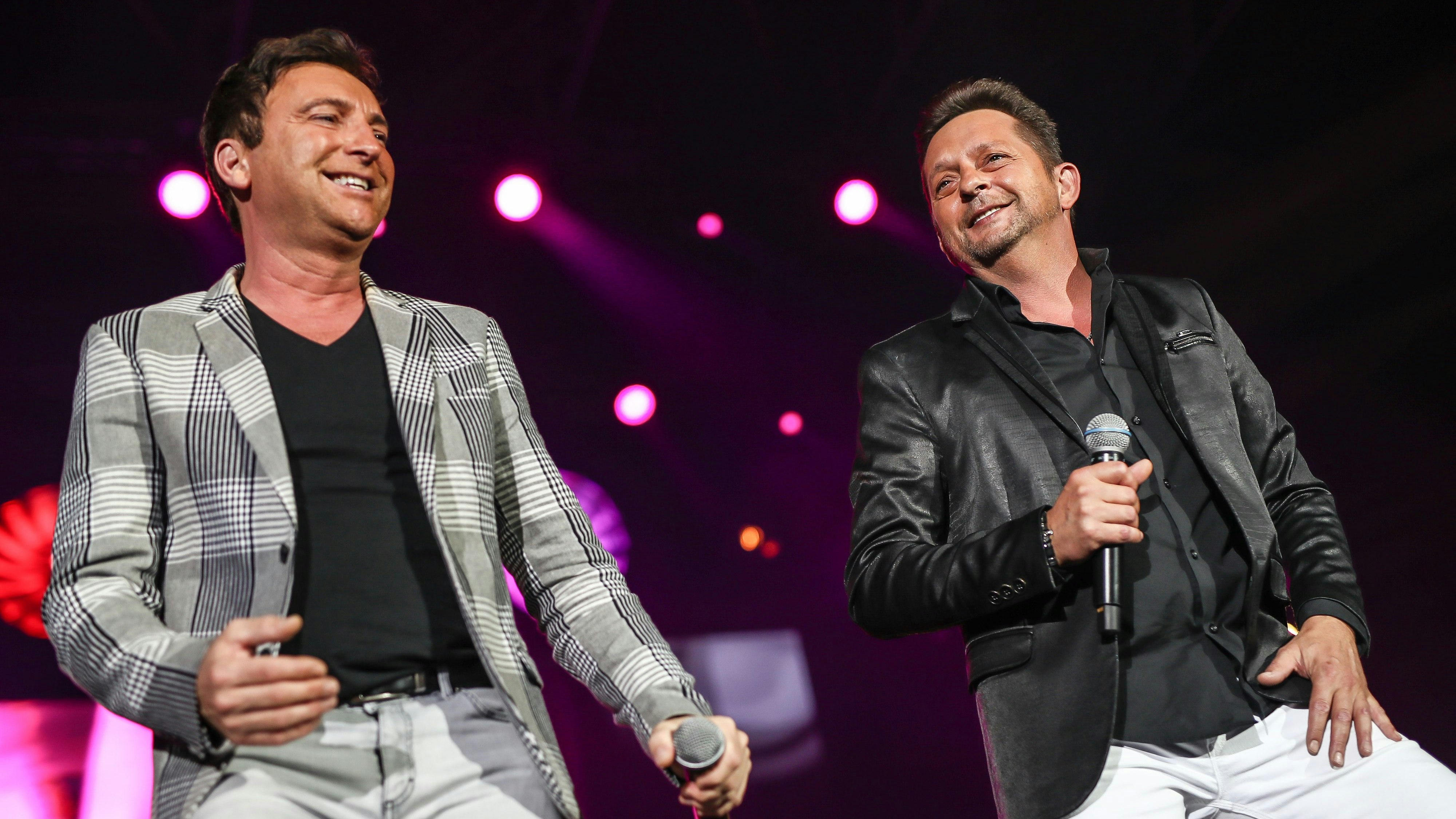 Download von www.picturedesk.com am 10.12.2022 (09:00).  19 October 2019, Baden-Wuerttemberg, Stuttgart: The Schlager duo "Fantasy" performs at the "Schlagernacht des Jahres" in the Hanns-Martin-Schleyer-Halle. The duo consists of Fredi Malinowski (l) and Martin Marcell. Photo: Christoph Schmidt/dpa - 20191019_PD20818 - Rechteinfo: Rights Managed (RM)