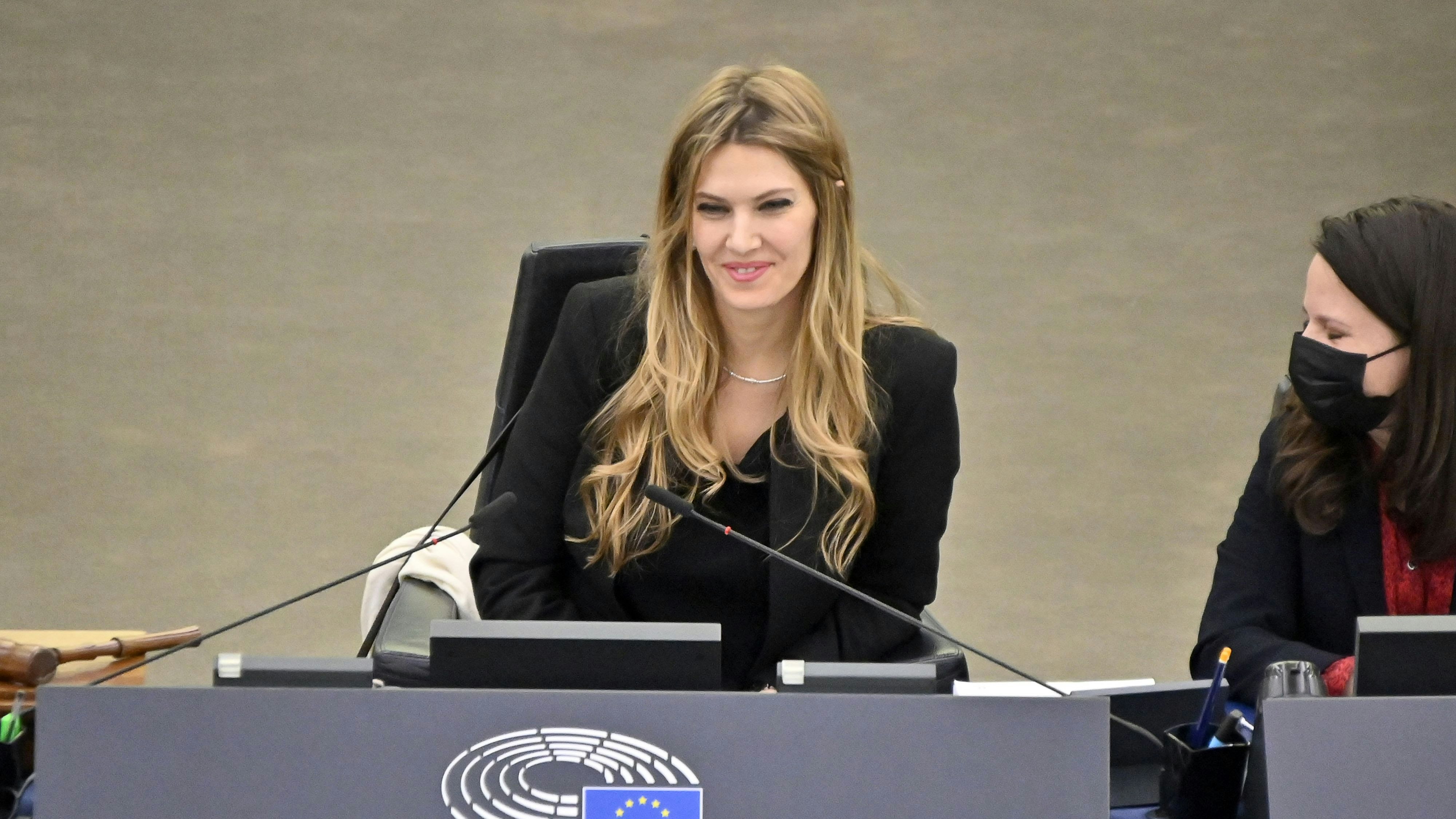 Download von www.picturedesk.com am 10.12.2022 (09:23).  ACT Plenartagung zum Ergebnis des EU-China-Gipfels im EU-Parlament i -- Eva Kaili bei einer Plenartagung zum Ergebnis des EU-China-Gipfels im Plenarsaal des Europäischen Parlaments. Straßburg, 05.04.2022 - 20220405_PD16065 - Rechteinfo: Rights Managed (RM)