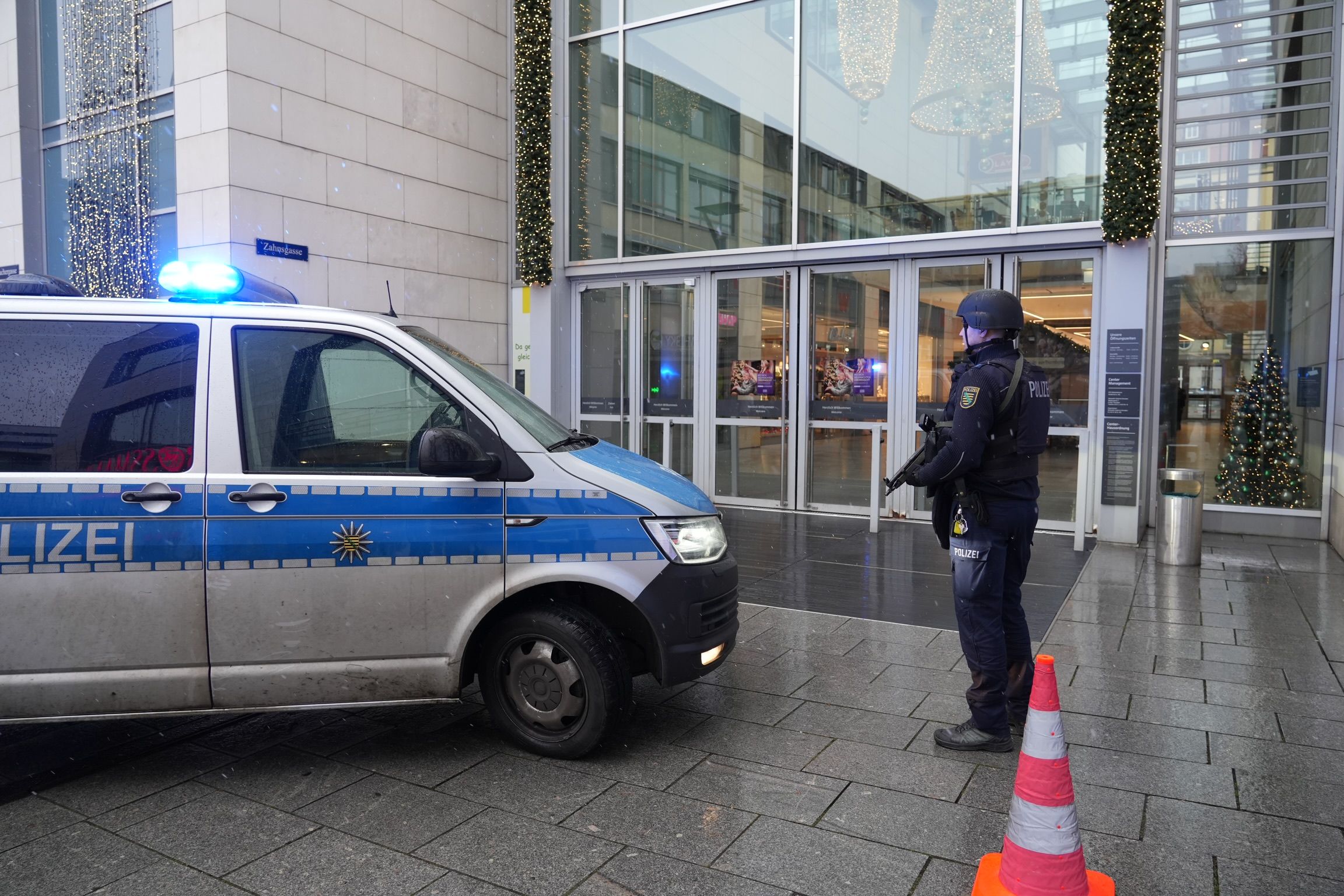 Download von www.picturedesk.com am 10.12.2022 (12:07).  ACT action_40718646 -- Datum: 10.12.22 / Ort: Dresden.Großer Polizei-Einsatz in der Dresdner Innenstadt. Etliche schwer bewaffnete Polizisten sind aktuell am und in der Nähe des Ammonhof und der Altmarkt Galerie im Einsatz. Ein Mann soll möglicherweise mit einer Schusswaffe hantieren. Nach ersten Reporterinfos könnte er in der Altmarkt Galerie Geiseln genommen haben - diese Info ist aber unbestätigt! Er soll eine m Schusswaffe besitzen. Weitere Informationen sind noch nicht bekannt. / 101222 - 20221210_PD2938 - Rechteinfo: Rights Managed (RM)