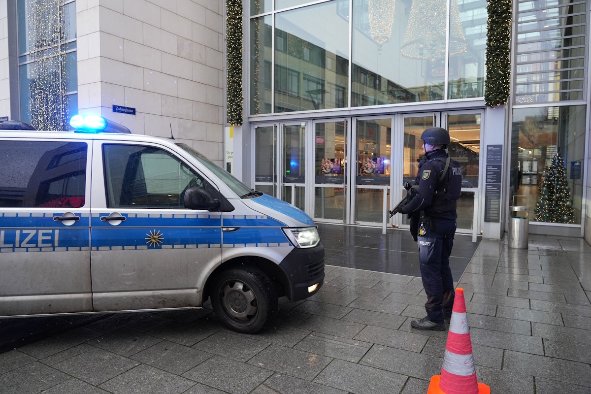 Download von www.picturedesk.com am 10.12.2022 (12:07).  ACT action_40718646 -- Datum: 10.12.22 / Ort: Dresden.Großer Polizei-Einsatz in der Dresdner Innenstadt. Etliche schwer bewaffnete Polizisten sind aktuell am und in der Nähe des Ammonhof und der Altmarkt Galerie im Einsatz. Ein Mann soll möglicherweise mit einer Schusswaffe hantieren. Nach ersten Reporterinfos könnte er in der Altmarkt Galerie Geiseln genommen haben - diese Info ist aber unbestätigt! Er soll eine m Schusswaffe besitzen. Weitere Informationen sind noch nicht bekannt. / 101222 - 20221210_PD2938 - Rechteinfo: Rights Managed (RM)