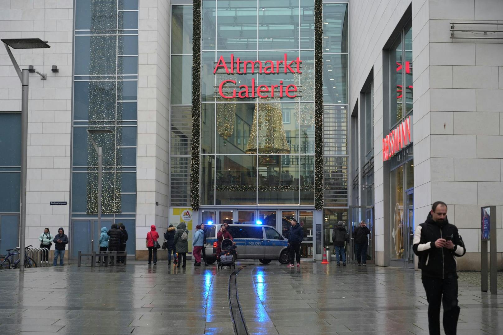 Großer Polizei-Einsatz in der Dresdner Innenstadt. Etliche schwer bewaffnete Polizisten sind aktuell am und in der Nähe des Ammonhof und der Altmarkt Galerie im Einsatz.