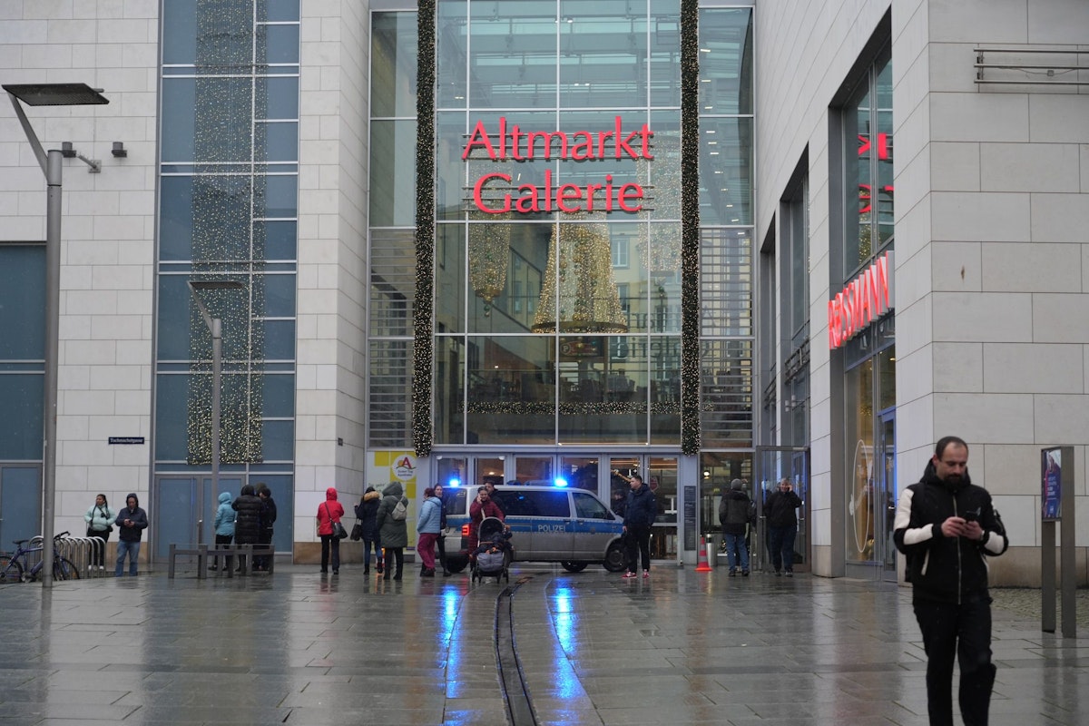 Download von www.picturedesk.com am 10.12.2022 (12:07).  ACT action_40718645 -- Datum: 10.12.22 / Ort: Dresden.Großer Polizei-Einsatz in der Dresdner Innenstadt. Etliche schwer bewaffnete Polizisten sind aktuell am und in der Nähe des Ammonhof und der Altmarkt Galerie im Einsatz. Ein Mann soll möglicherweise mit einer Schusswaffe hantieren. Nach ersten Reporterinfos könnte er in der Altmarkt Galerie Geiseln genommen haben - diese Info ist aber unbestätigt! Er soll eine m Schusswaffe besitzen. Weitere Informationen sind noch nicht bekannt. / 101222 - 20221210_PD2942 - Rechteinfo: Rights Managed (RM)