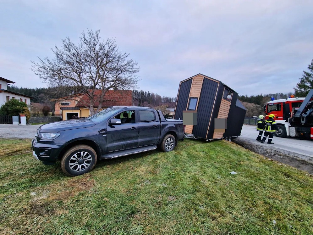 Das Tiny House war auf einen Anhänger geladen, beim Zurückschieben wurde es versehentlich in den Straßengraben manövriert.